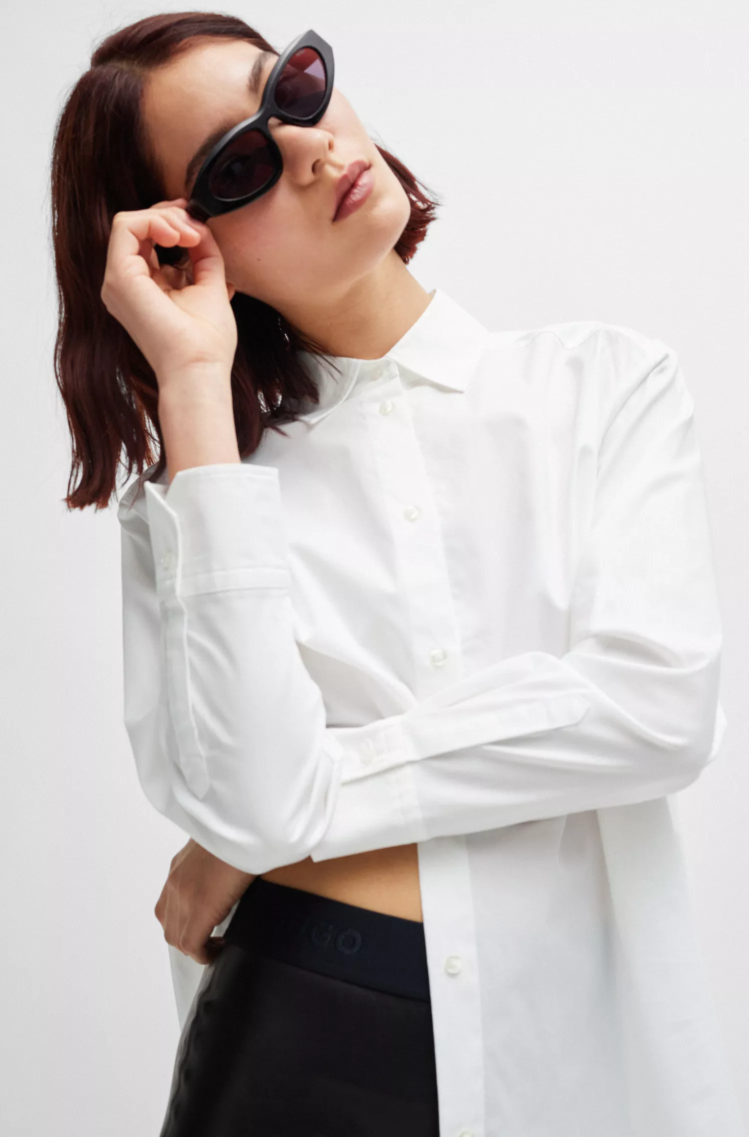 Blusa HUGO vermelha, modelagem oversized, em algodão stretch, com etiqueta vermelha com o logo.