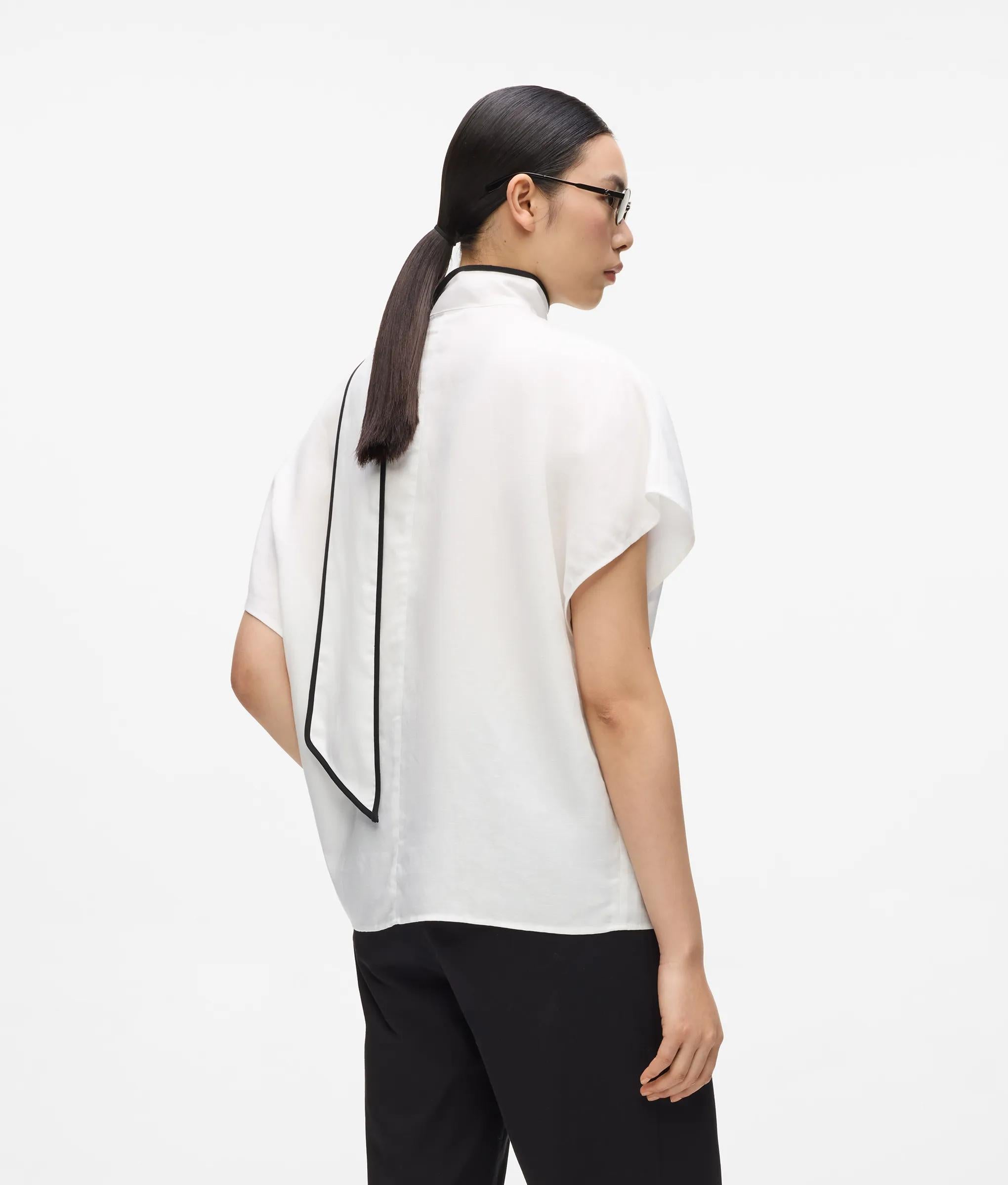 Blouse van linnenmix in productie