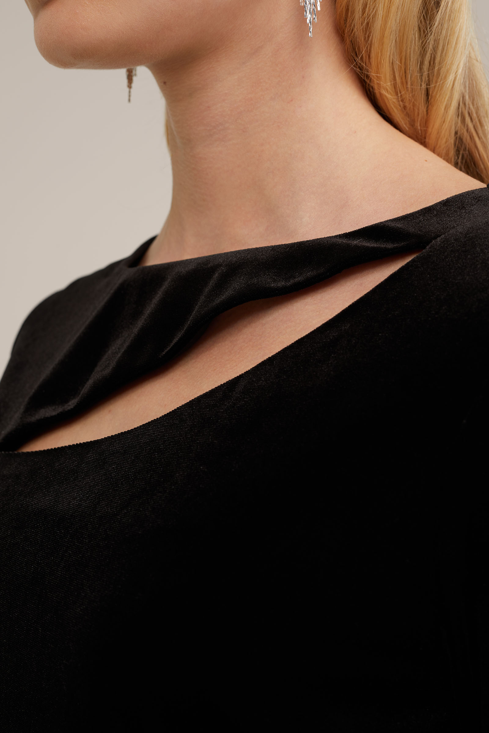 velvet T-shirt met cut-out detail WE Fashion Zwart