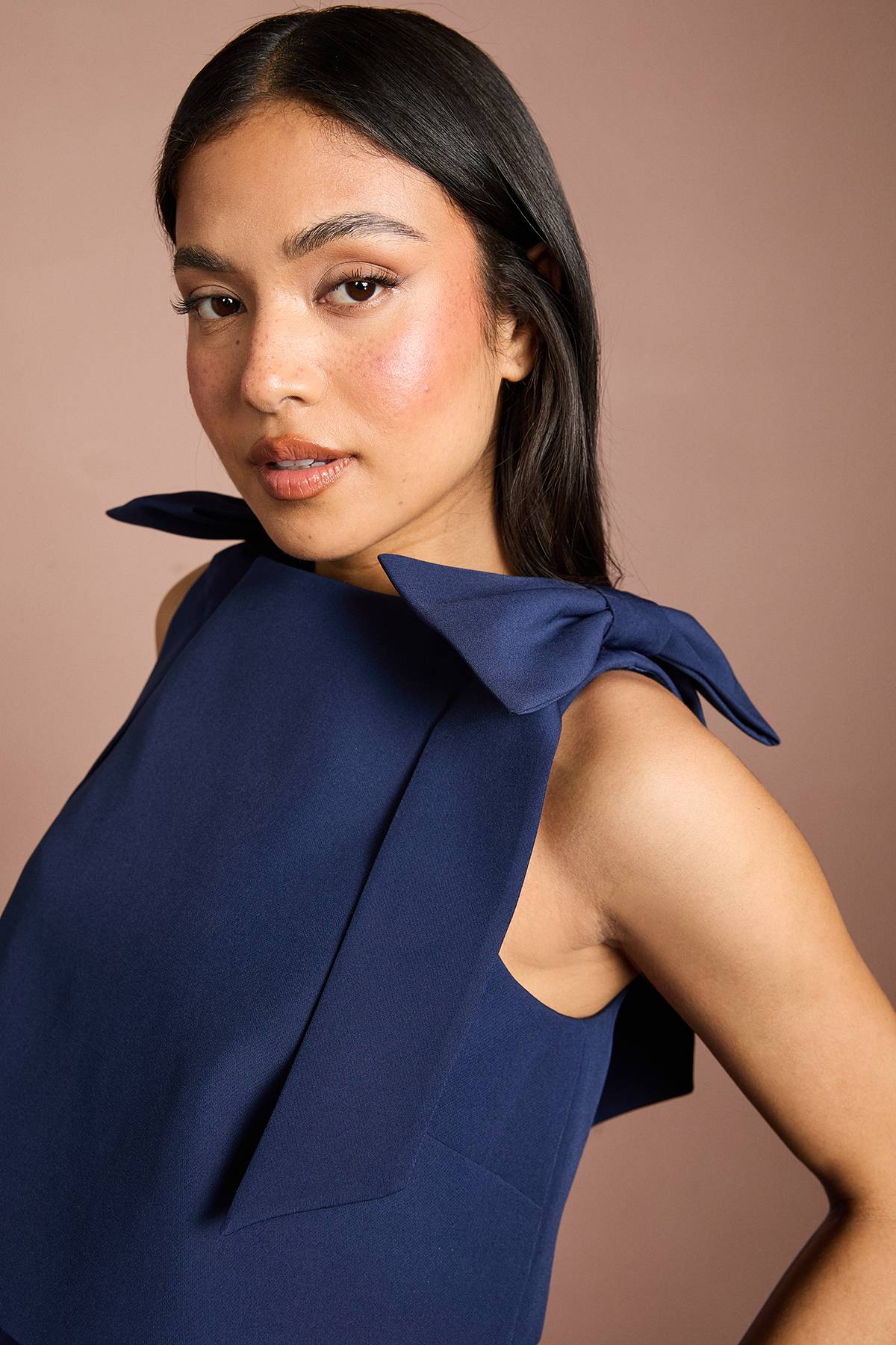 Coast Robe Midi Sans Manches Petite Avec Nœud À L'épaule Et Corsage Superposé