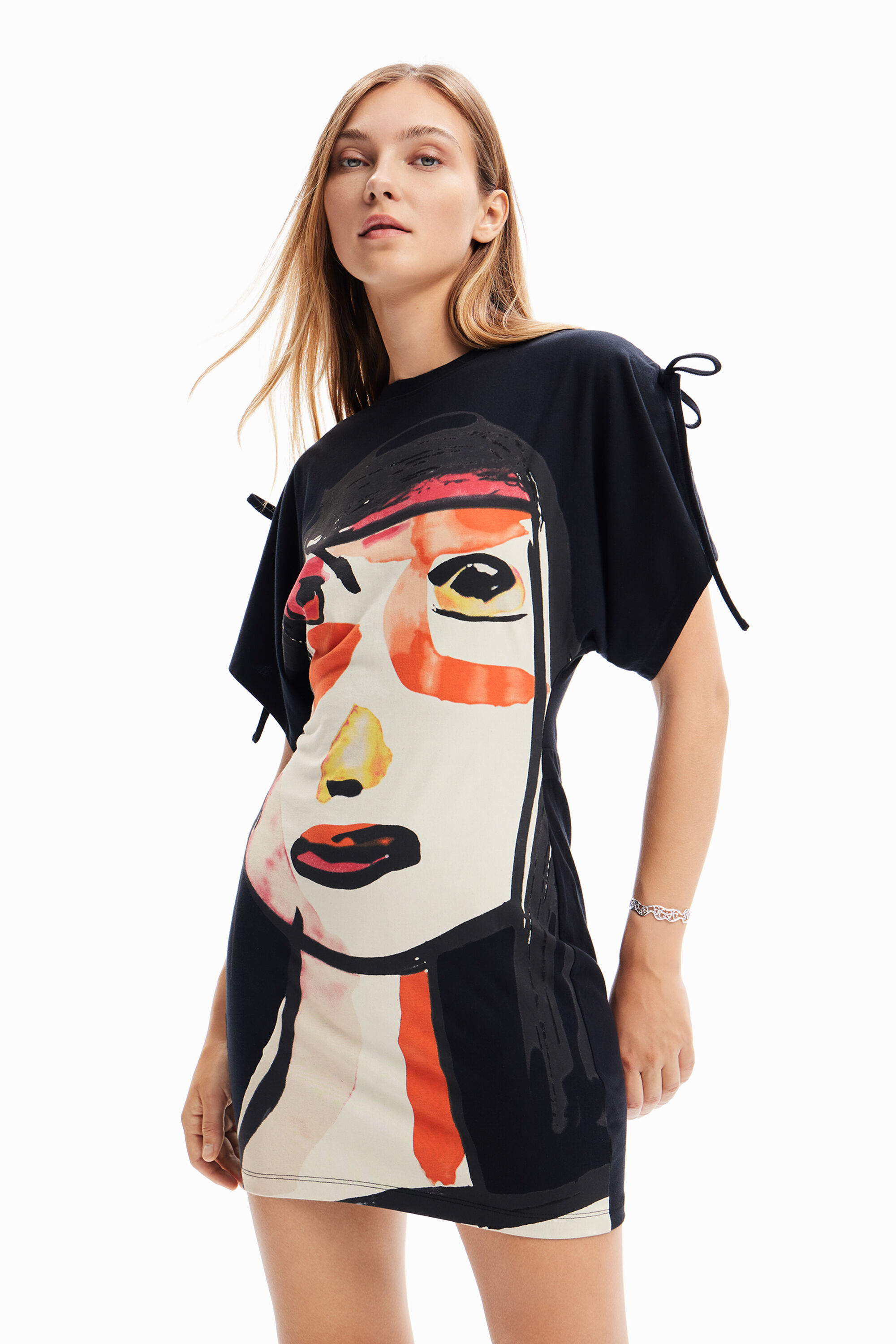 Vestido curto com estampa de rosto artístico