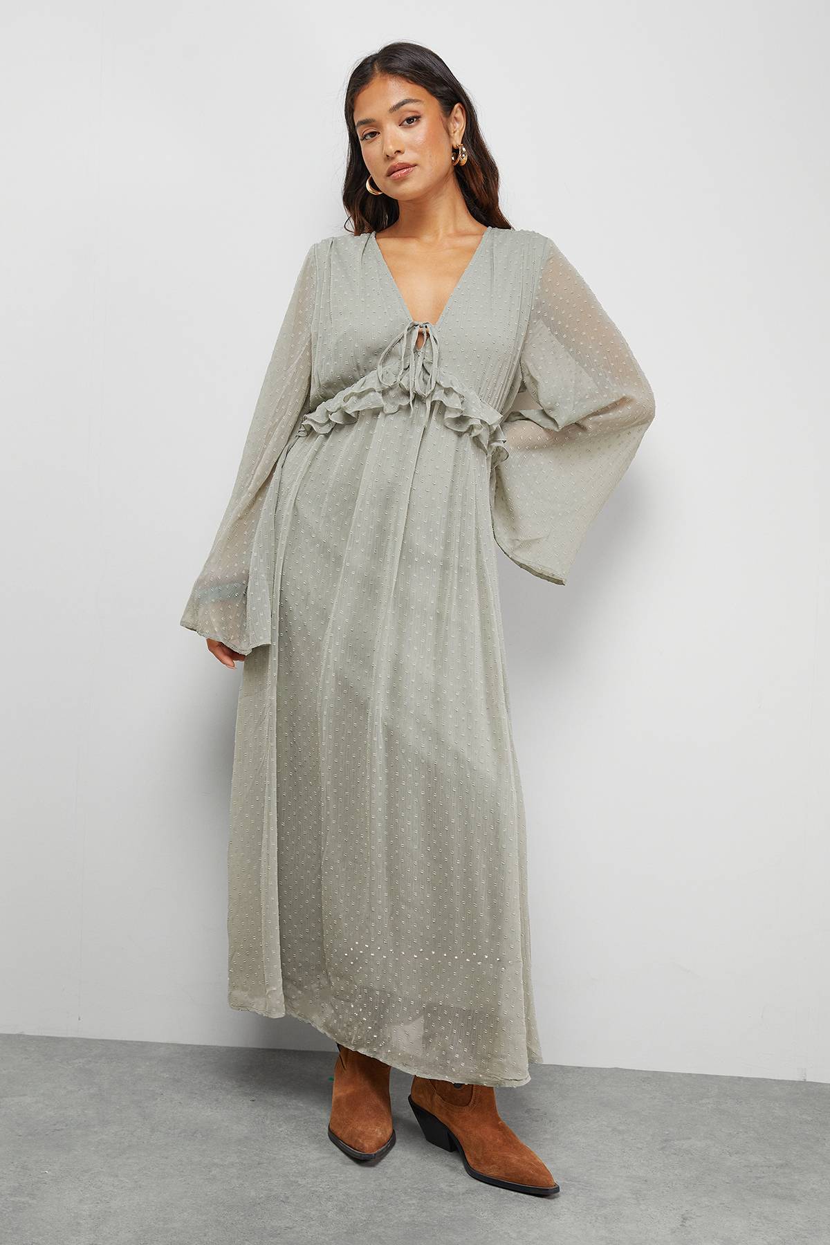 Warehouse Petite Robe Smock Mi-Longue en Mousseline Dobby à Décolleté Plongeant et Volants