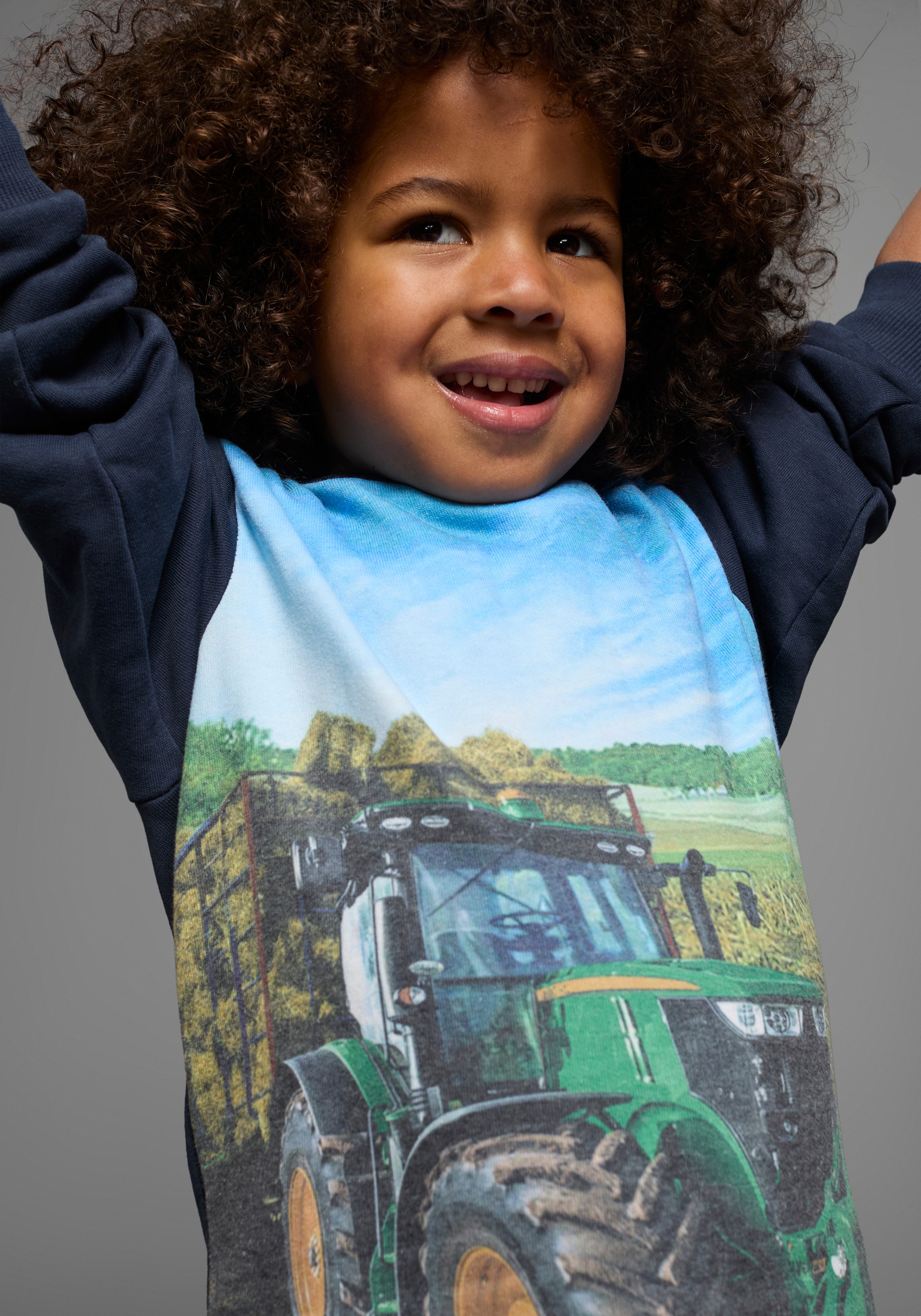 KIDSWORLD Kapuzensweatshirt »Traktor - Fotodruck«, bedrucktes Design,  aus angerauter Sweatware,  mit Rippbündchen