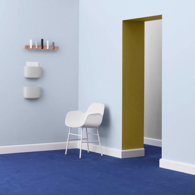 Normann Copenhagen Form Armchair stoel met messing onderstel zwart