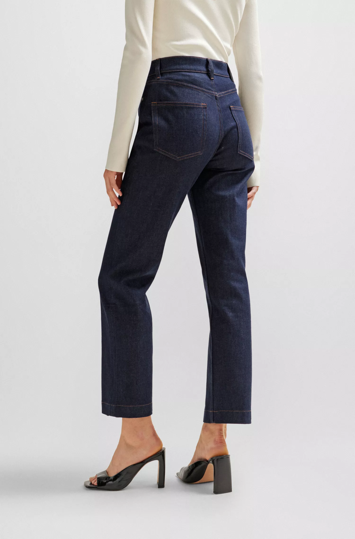 Calça jeans BOSS preta, corte slim, em denim azul-marinho confortável e elástico.