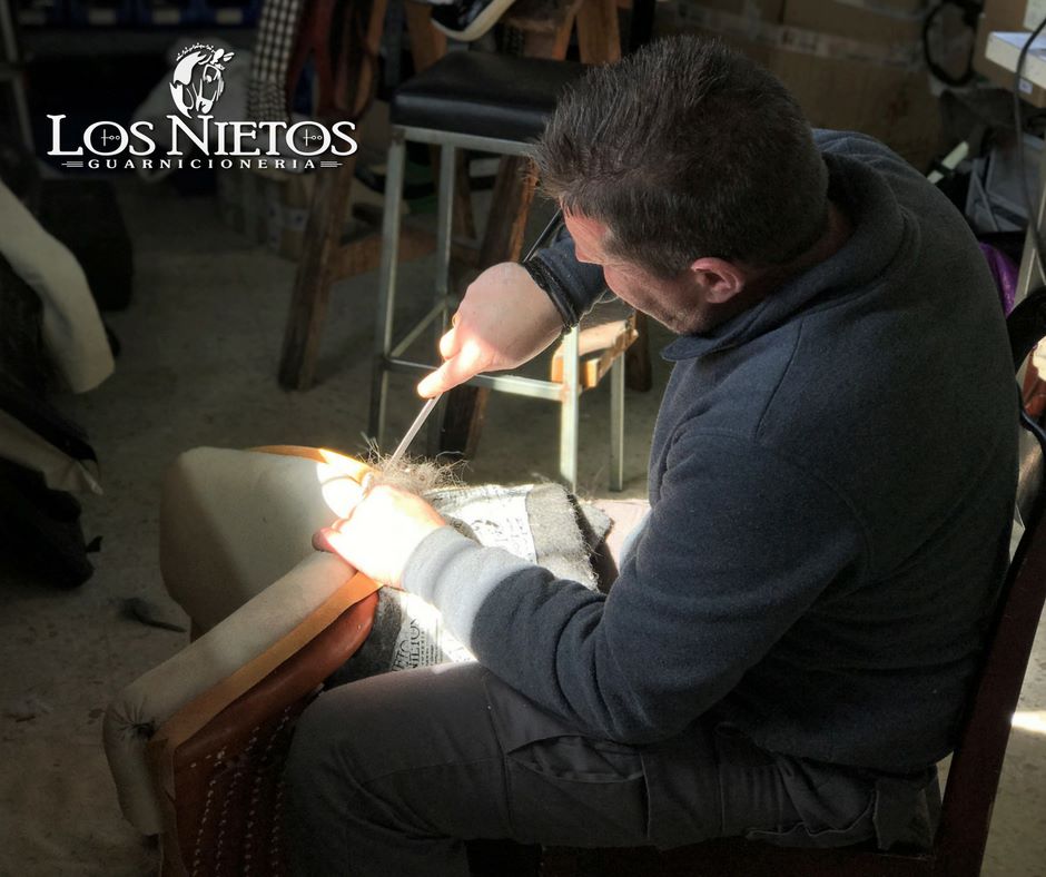 Graxa 'Sapo' para tratamento de couro. Equipamento para cavalos. Disponível em vários tamanhos.