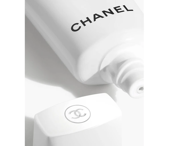 CHANEL UV ESSENTIEL Protection globale uv - pollution - antioxydant spf50