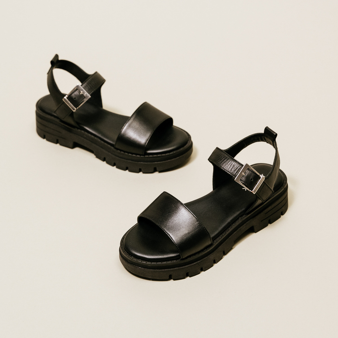 Sandales à semelles crantées et brides  en cuir noir
