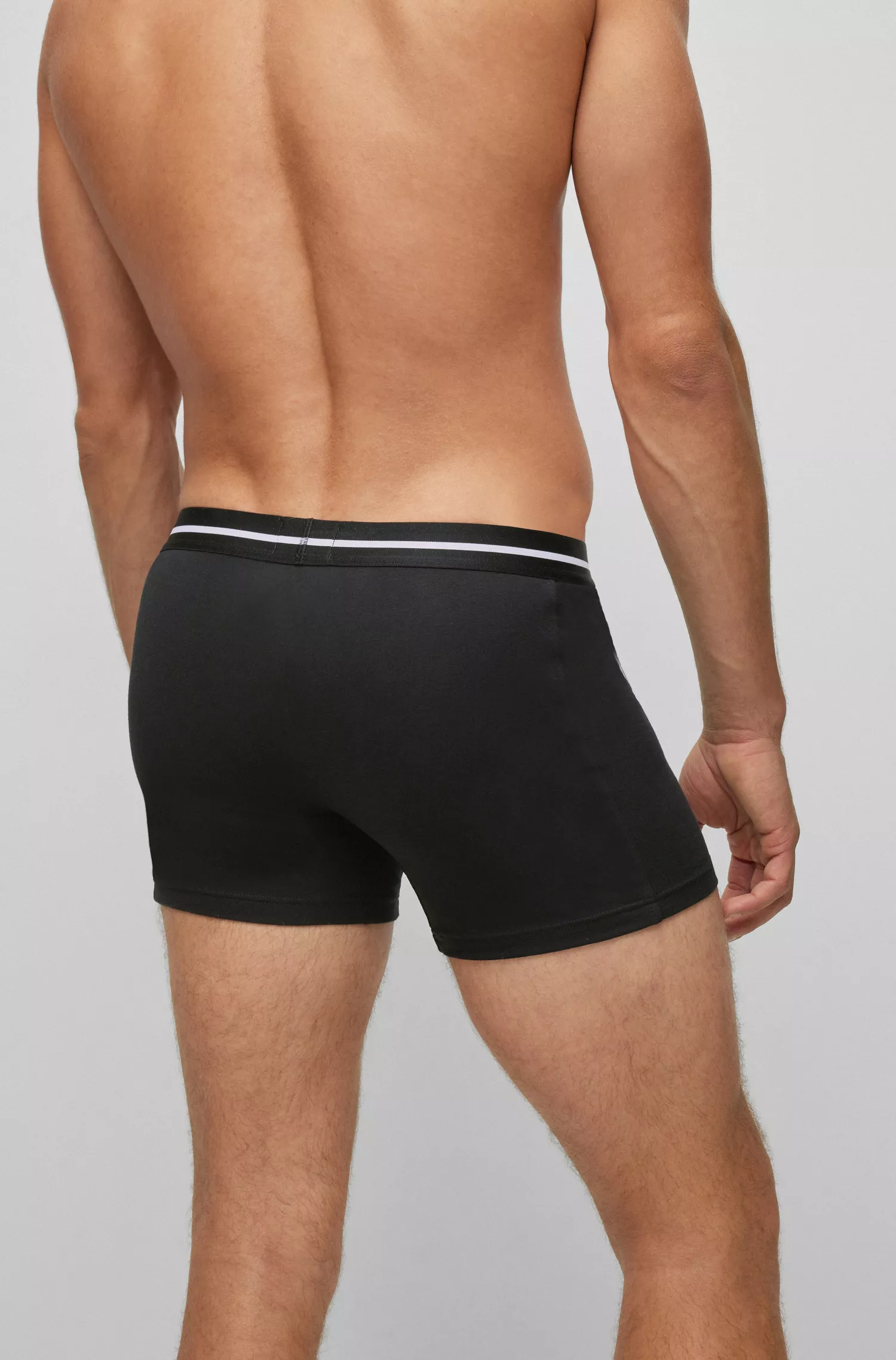 BOSS - Pacote com três cuecas boxer pretas de algodão elástico com logotipos.