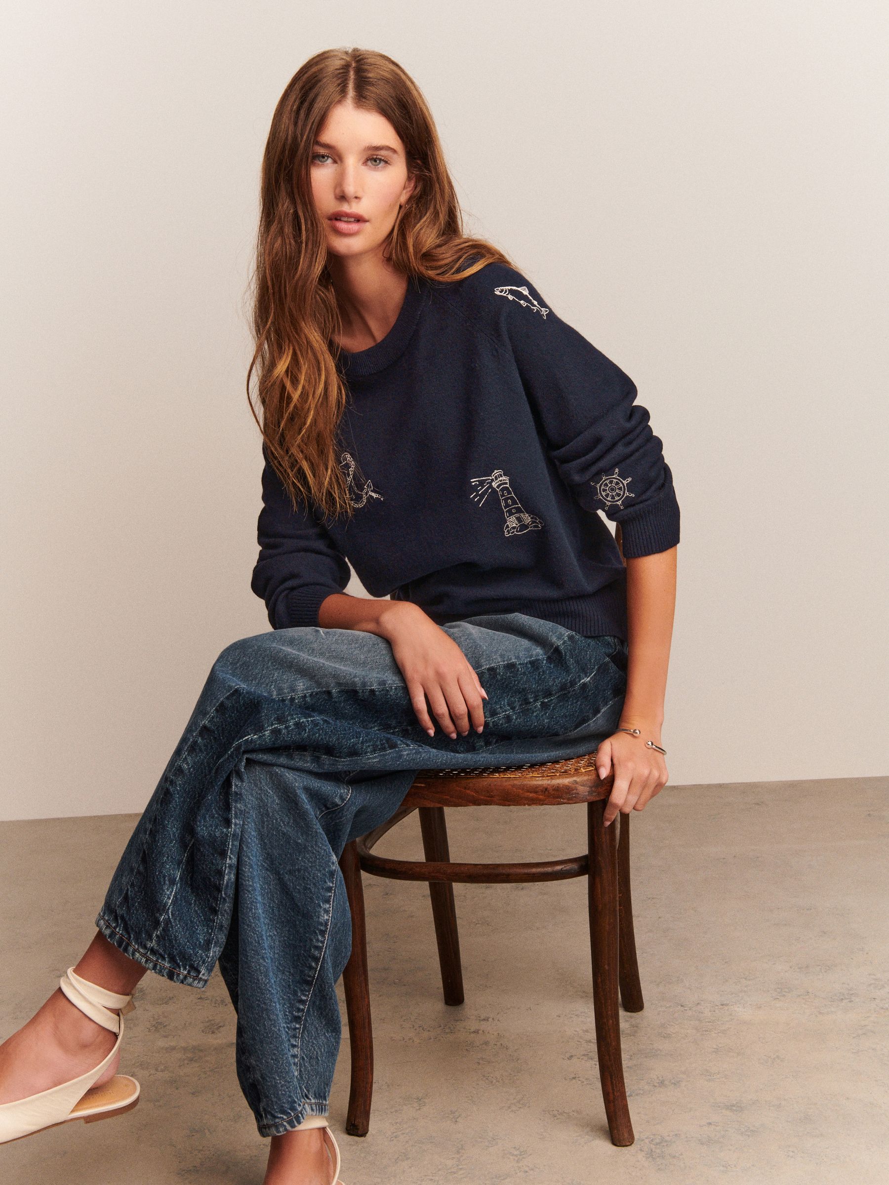 Marineblauw met borduursels - Superzachte trui met ronde hals en lange mouwen