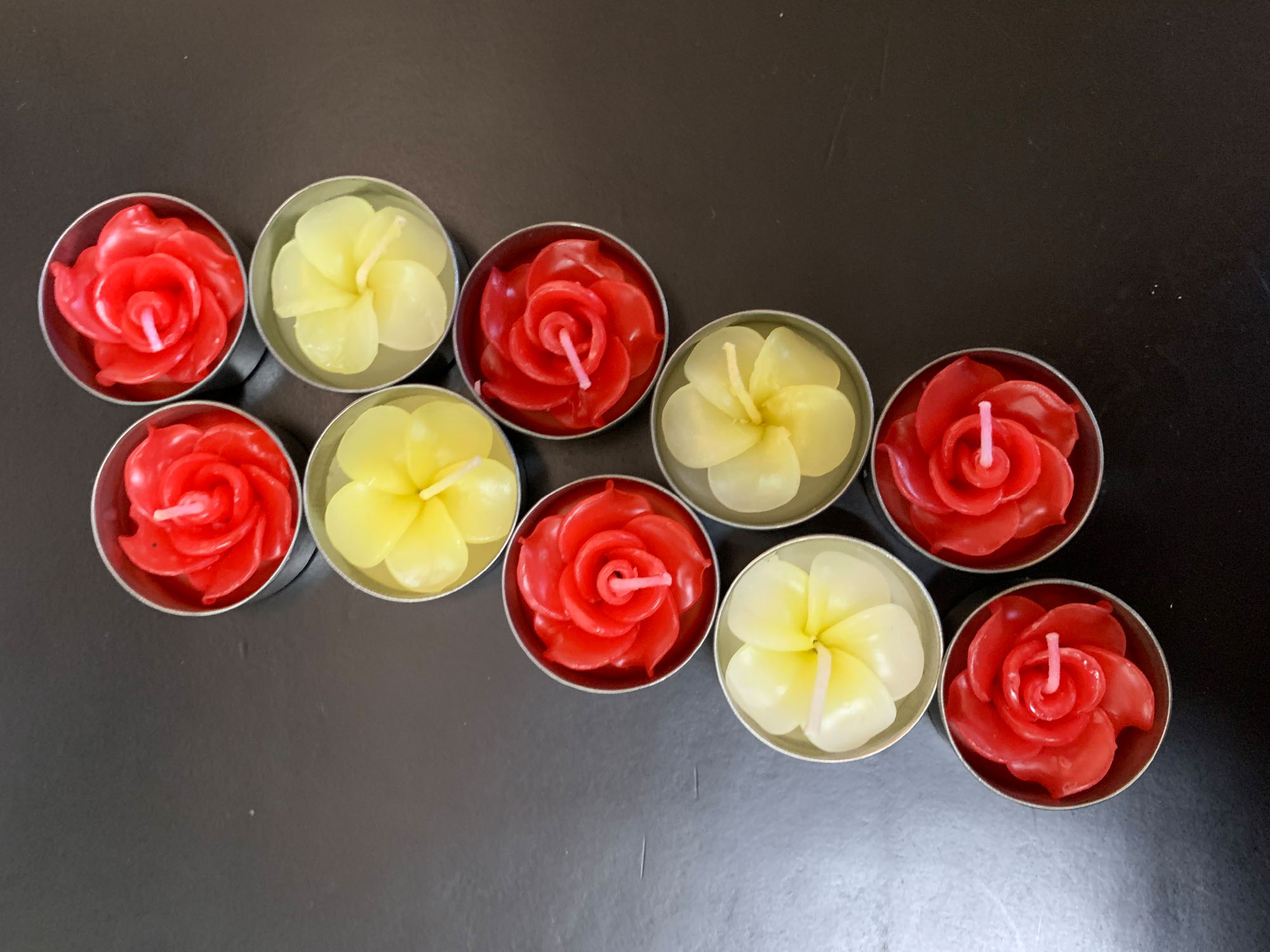 10 Duft-Teelichter 'Blume' handgeformt, rot, gelb von fischer's lagerhaus