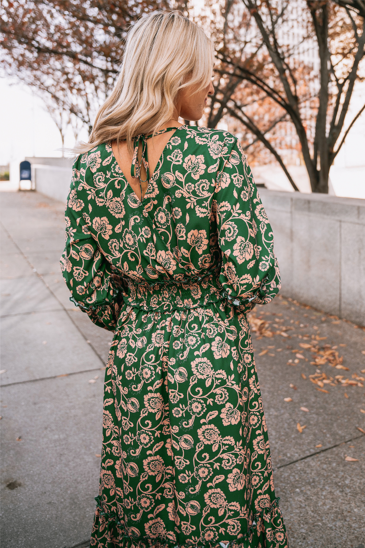 Robe à col surplis et fleurs ruchée