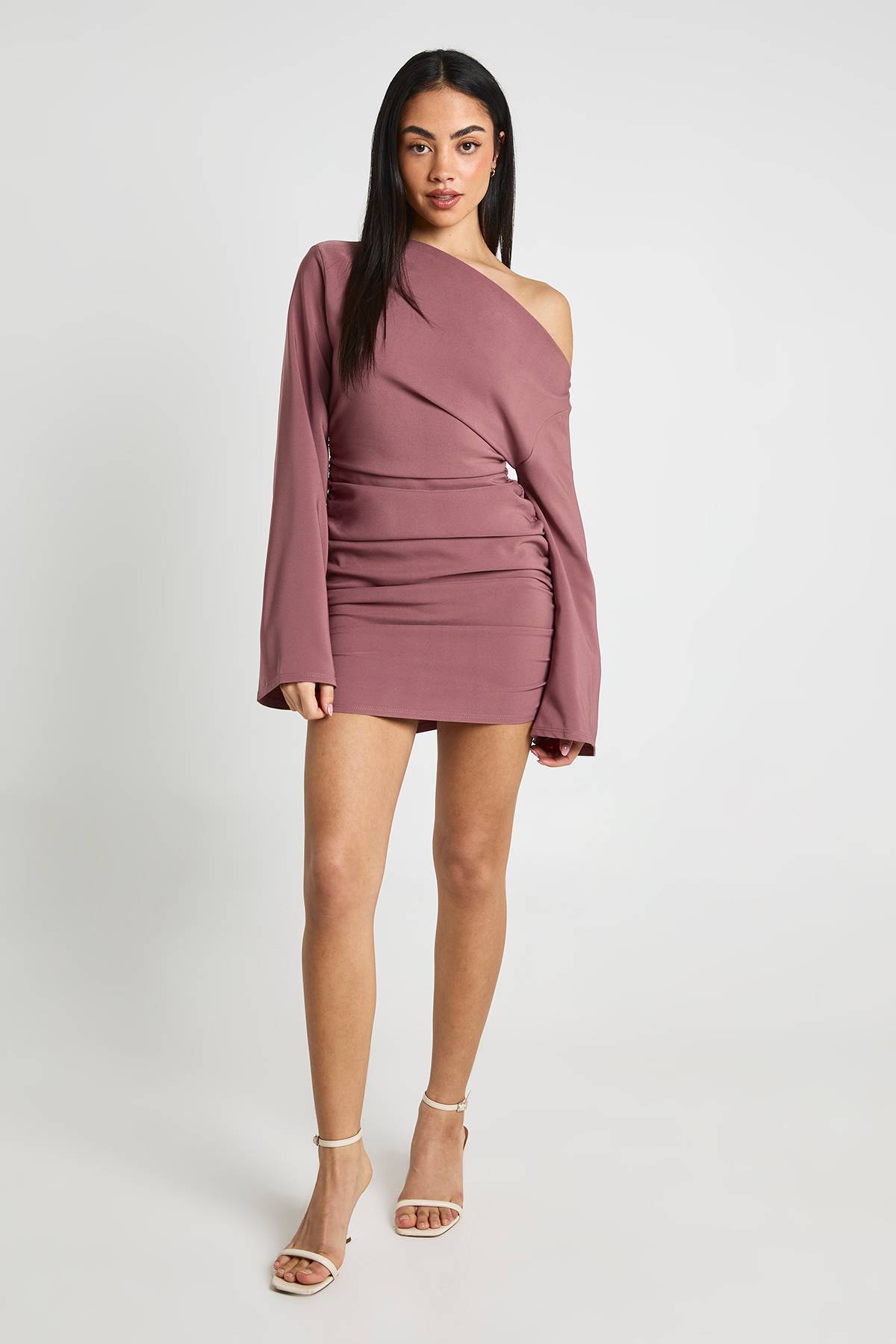 boohoo Robe Mini Froncée À Épaules Dénudées Et Manches Évasées