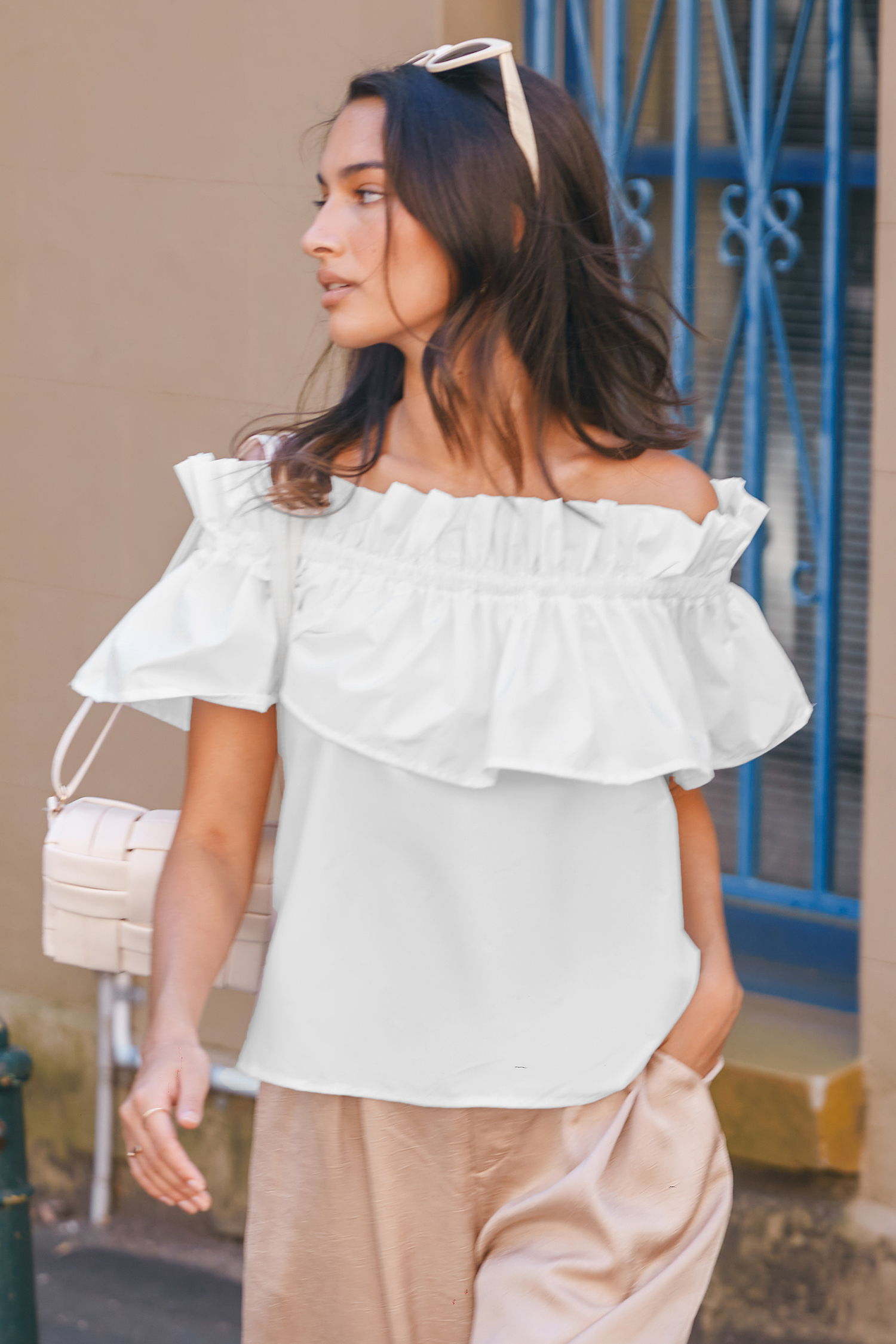 Blouse à épaules dénudées et corsage à volants blanche