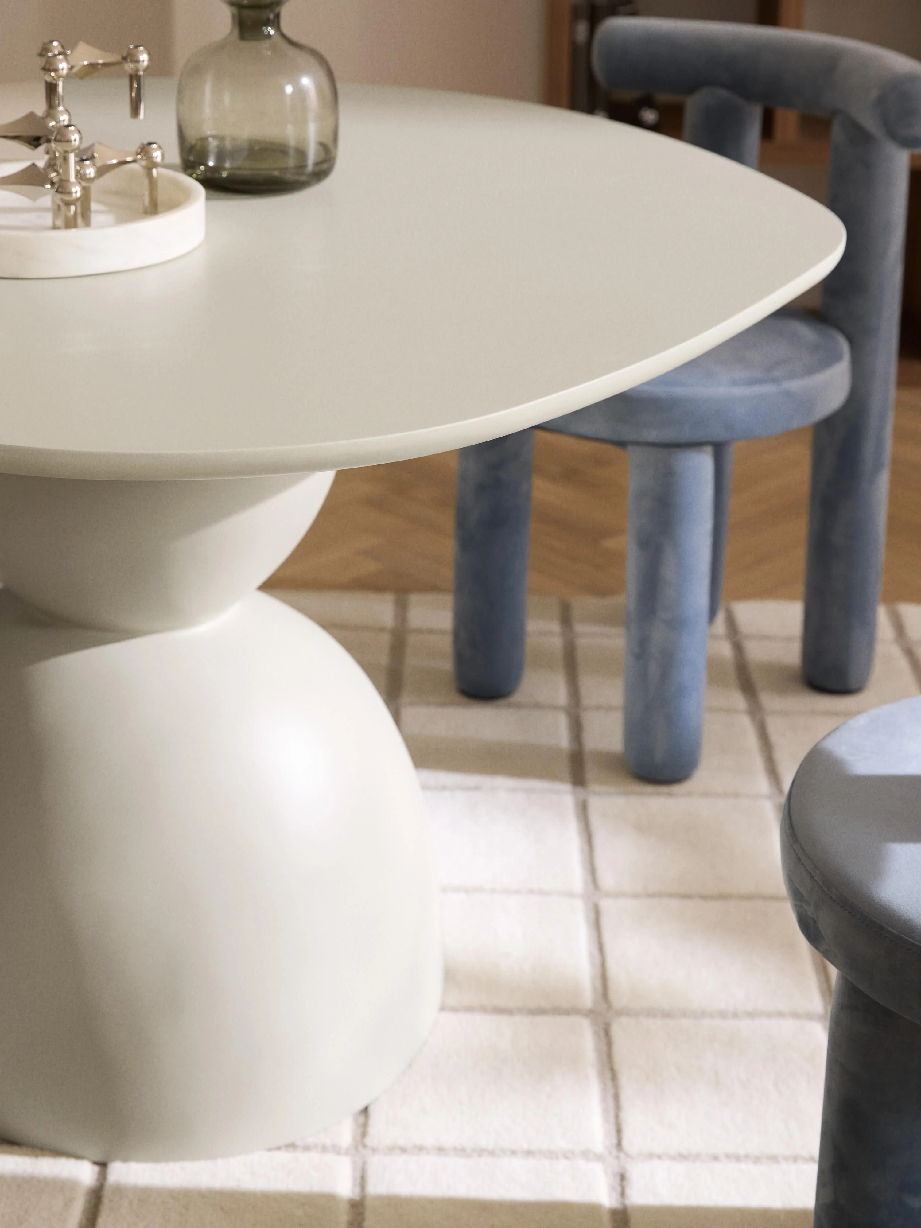 Ronde eettafel Sahra met organisch design, in verschillende formaten