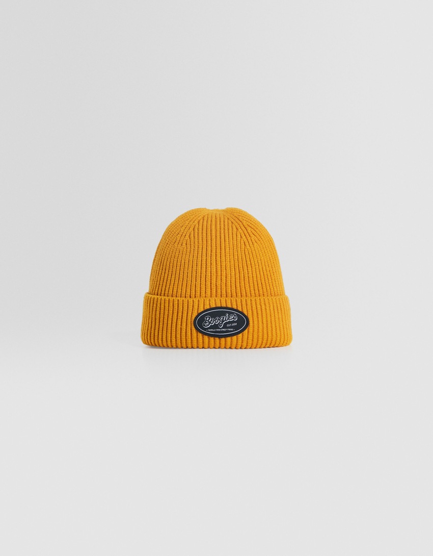 Gorro curto canelado com detalhe de aplique