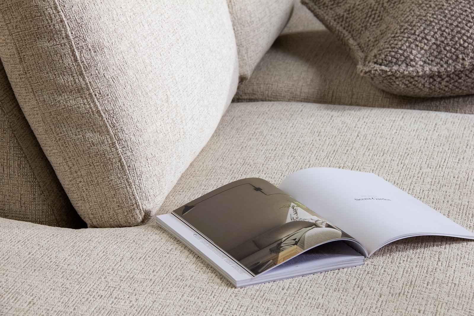 Mandal hjørnesofa Oppsett RVB. 3-seter med åpen ende venstre. Big hjørnemodul. Tekstil Nivus 203 Lin Creme. Arm 16, Duo puter, Firkantet ben 16 cm Natur. Skum