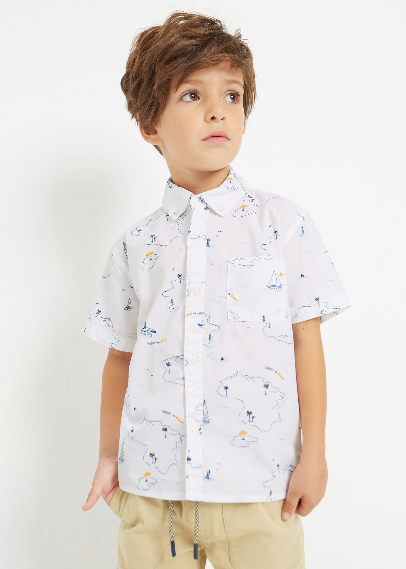 Camisa estampada de manga curta feita com algodão sustentável para meninos