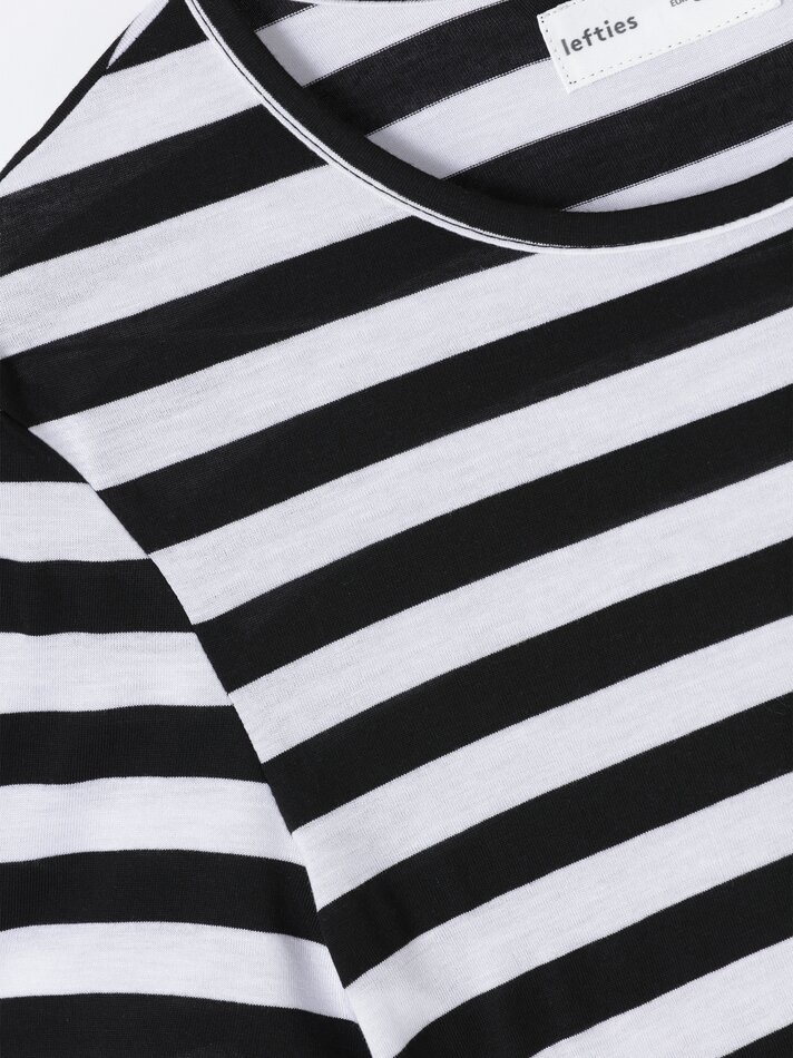 Camiseta cropped listrada - Cru/preta