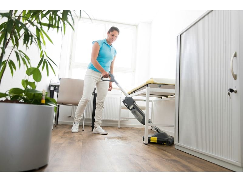 Kärcher Professional Akku-Scheuersaugmaschine BR 30/1 C Bp, Kompakte Akku-Scheuersaugmaschine für die hygienische Unterhaltsreinigung und Bodendesinfektion auf kleinen Flächen