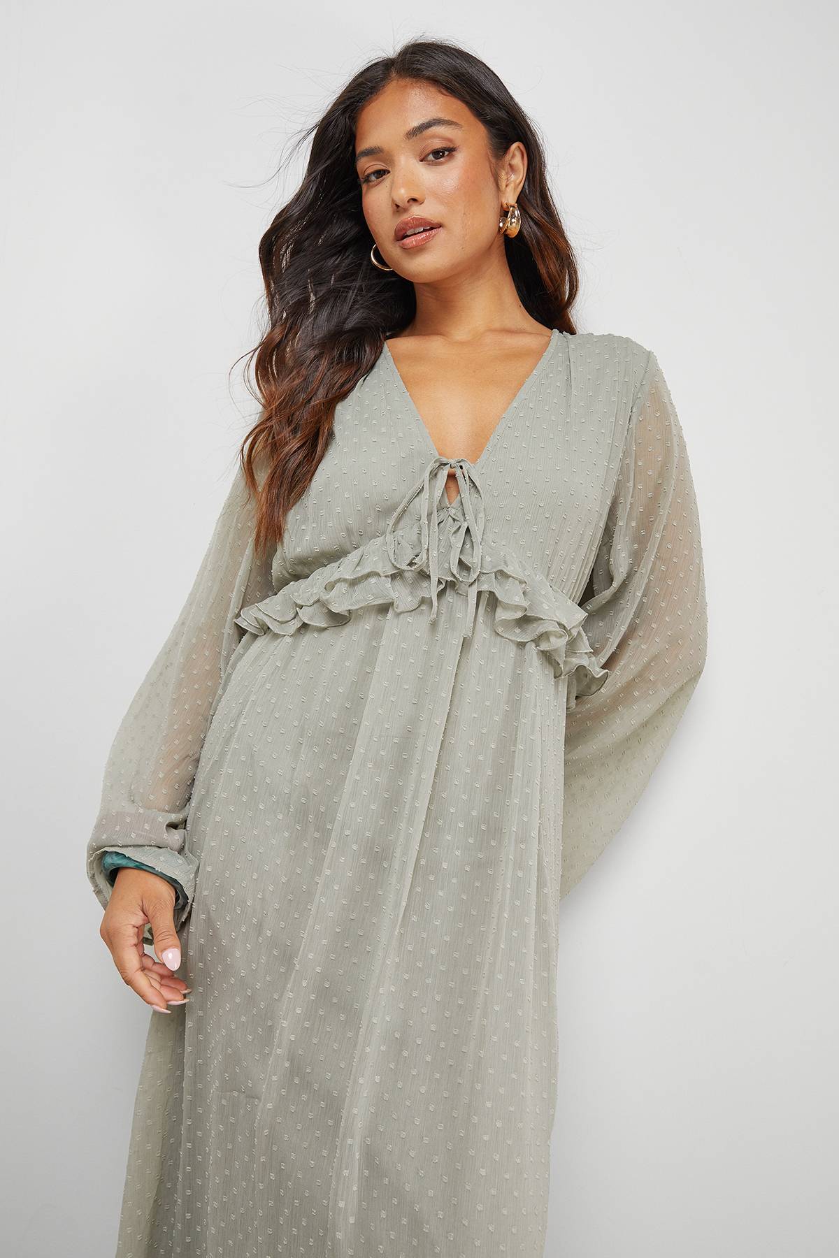Warehouse Petite Robe Smock Mi-Longue en Mousseline Dobby à Décolleté Plongeant et Volants