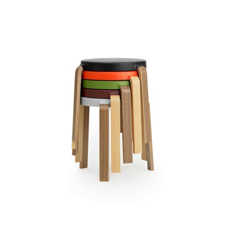 Normann Copenhagen Tap kruk met walnoten onderstel olijfgroen