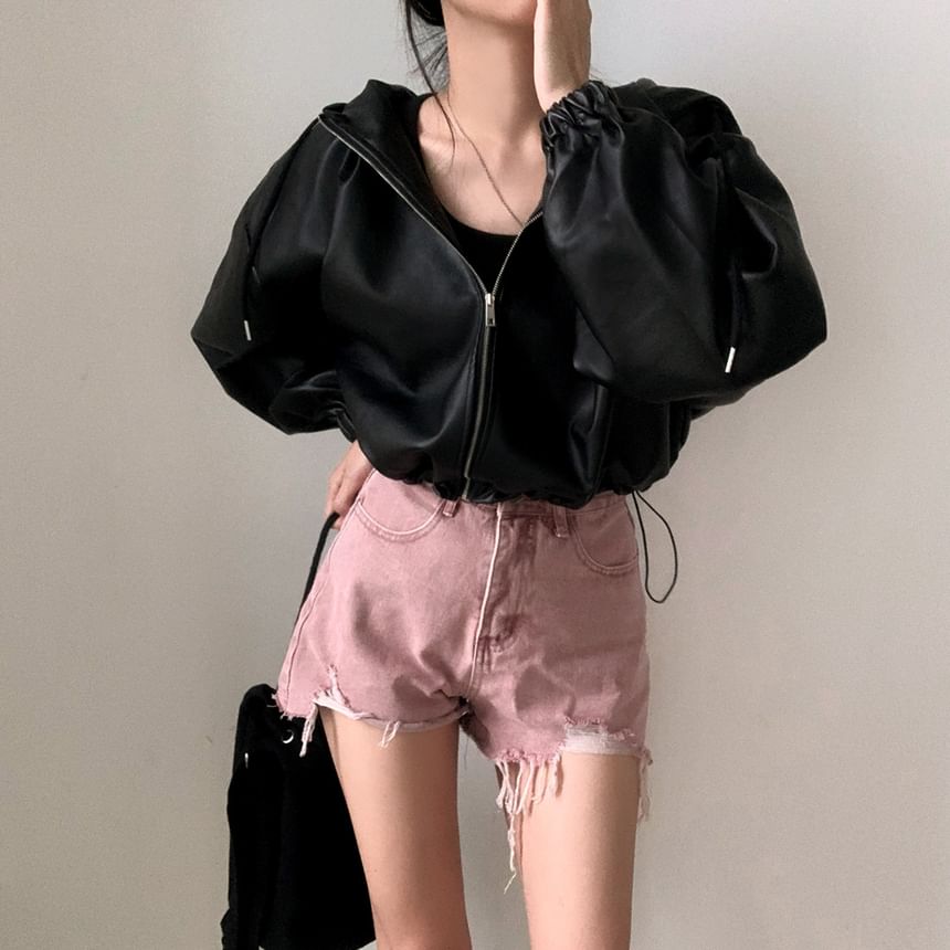Janerium - Effen imitatieleren cropped jack met capuchon en trekkoordzoom