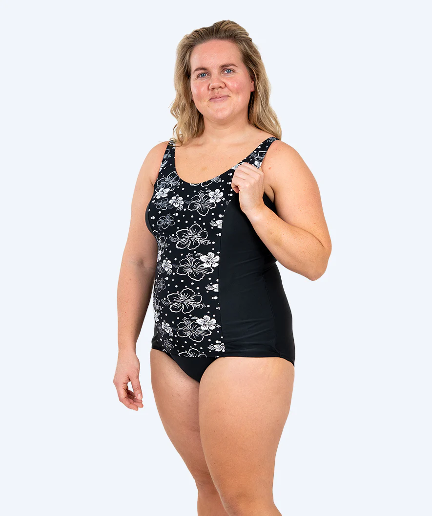 Watery badedragt plus size til damer m. blomster - Vale - Sort/hvid