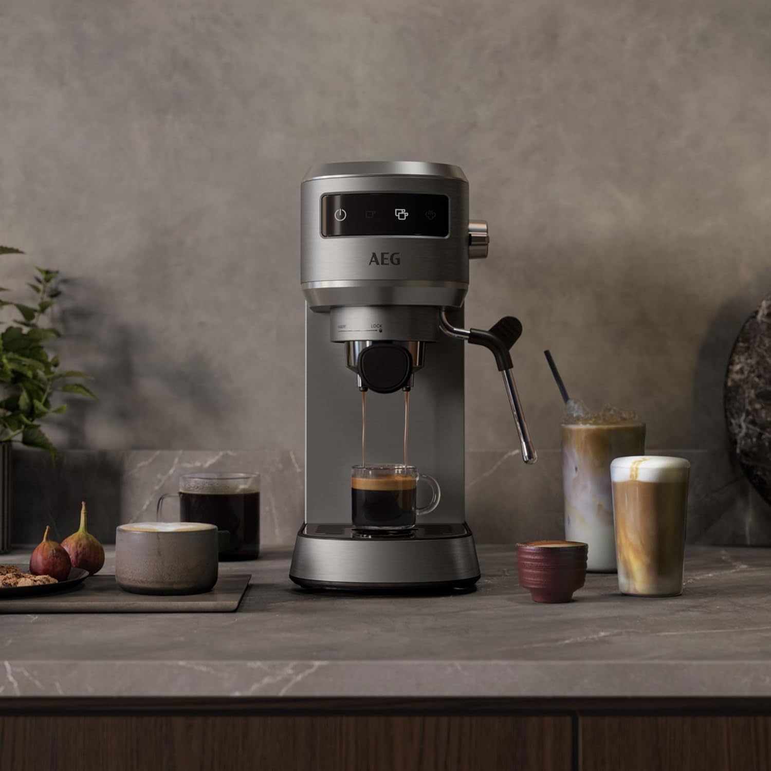 AEG EC6-1-6ST Espresso Siebträgermaschine/schmales Design/Thermoblock Technologie / 15 bar / 3 Einsätze für 1-2 Tassen & ESE Pads/Touch Bedienfeld/Milchschaumdüse / 1 l Wassertank/Edelstahl