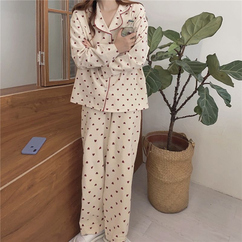 Essere - Set: Pyjamatop met lange mouwen en hartjesprint + broek