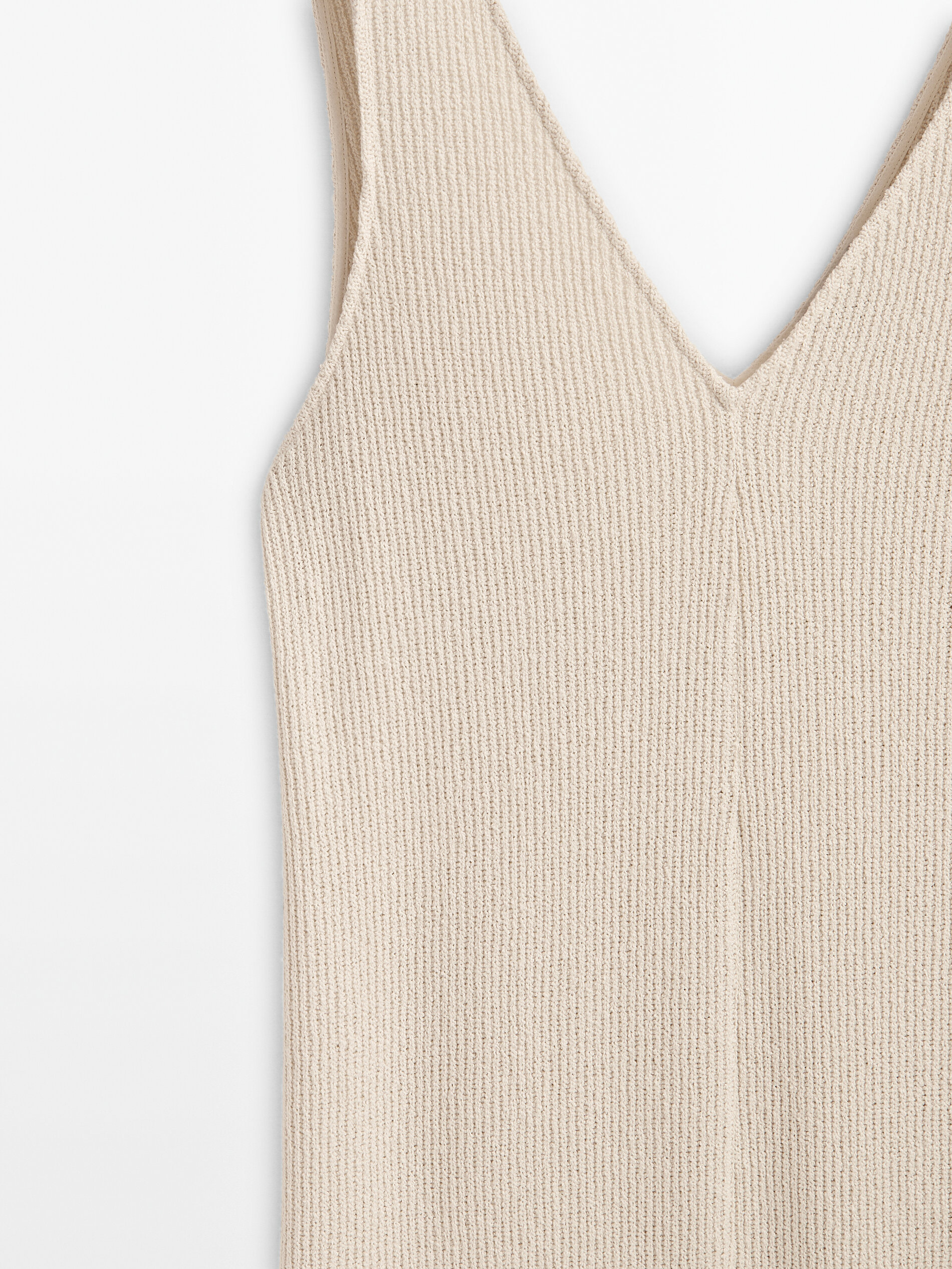 Vestido estruturado com decote em V e fenda - RAW
