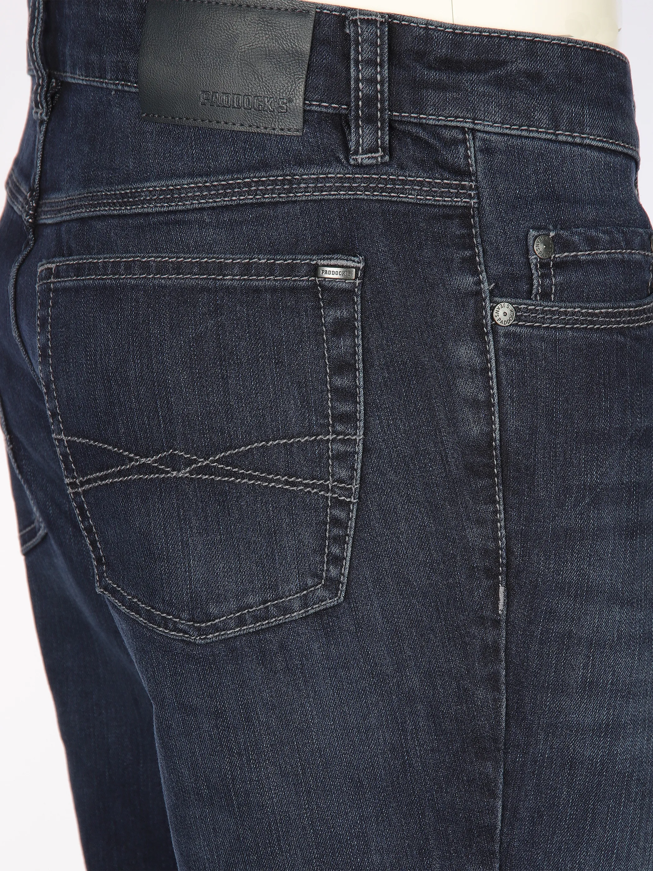 Herren Jeans in dunkler Waschung