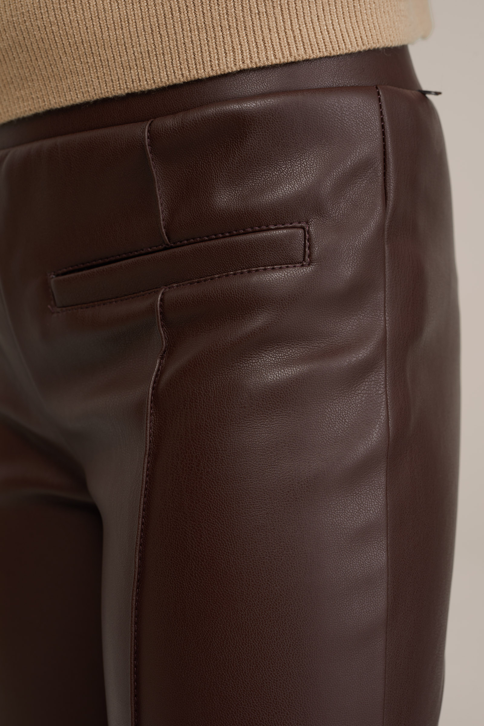 Meisjes flared legging van imitatieleer WE Fashion Donkerbruin