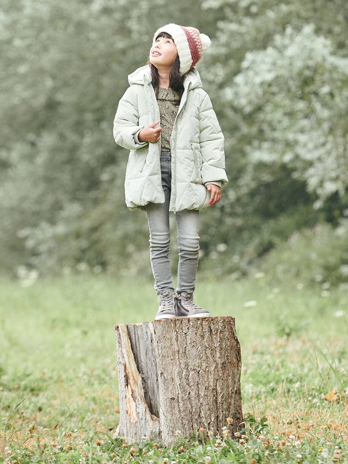 Jaqueta longa acolchoada com capuz e forro de sherpa, estampa azul escura para meninas.