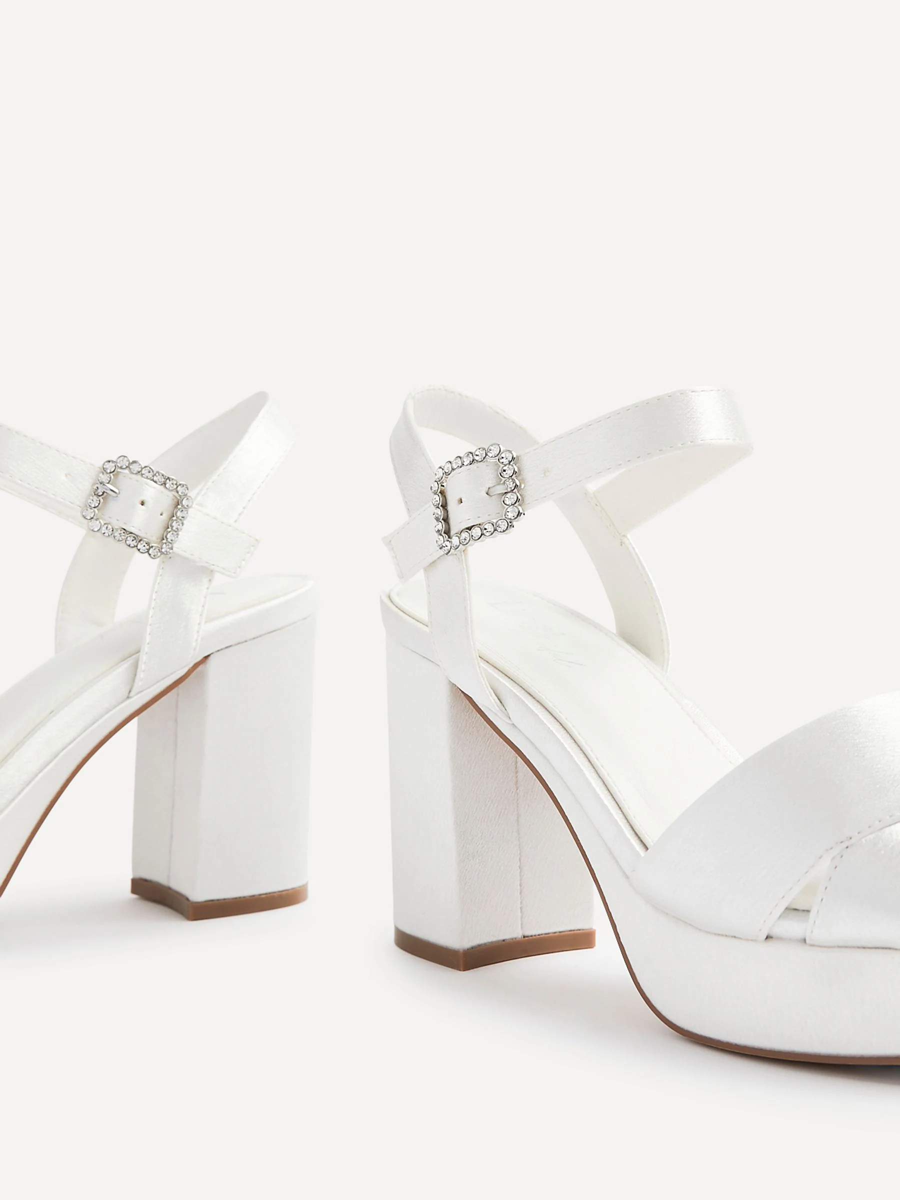 Linzi Bridal Perola sandalen met gekruiste bandjes en plateauzool