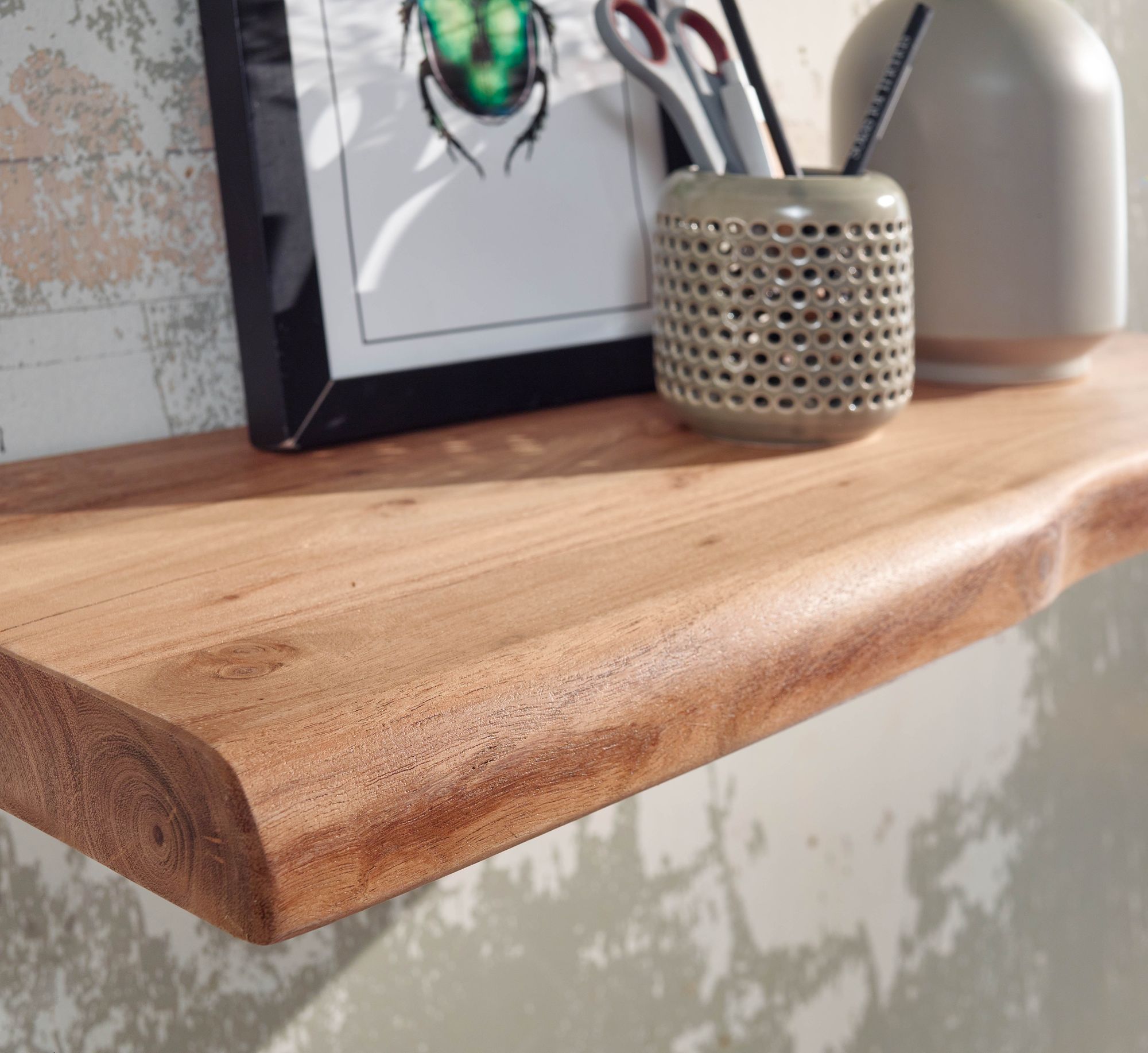 KADIMA DESIGN Landhausstil Hängeregal aus Massivholz Akazie, Rustikales Wandregal mit einzigartiger Baumkante