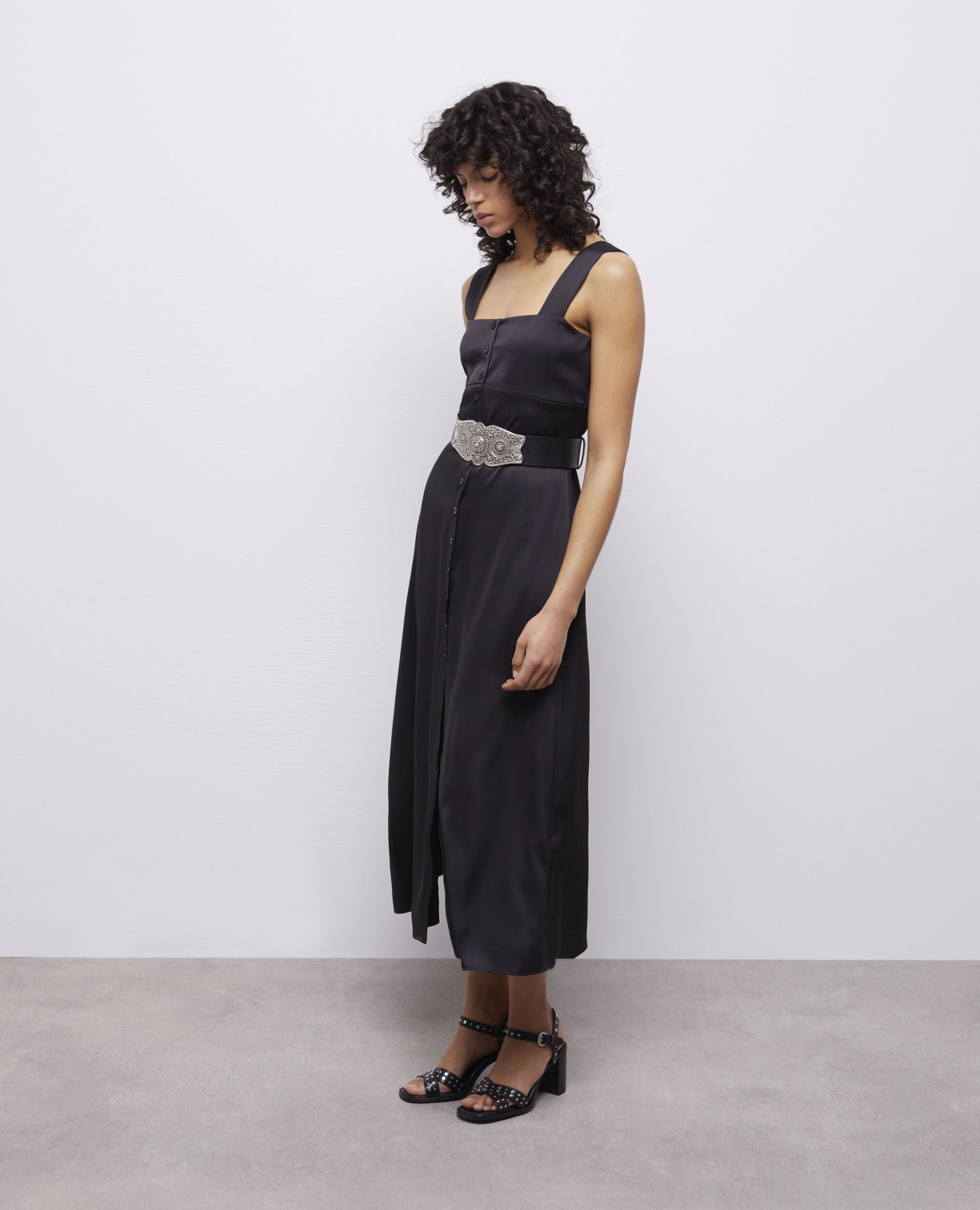 Robe longue noire avec boutonnage