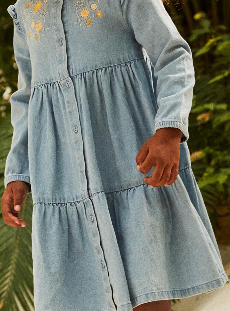 Robe en denim bleu à broderies fleuries