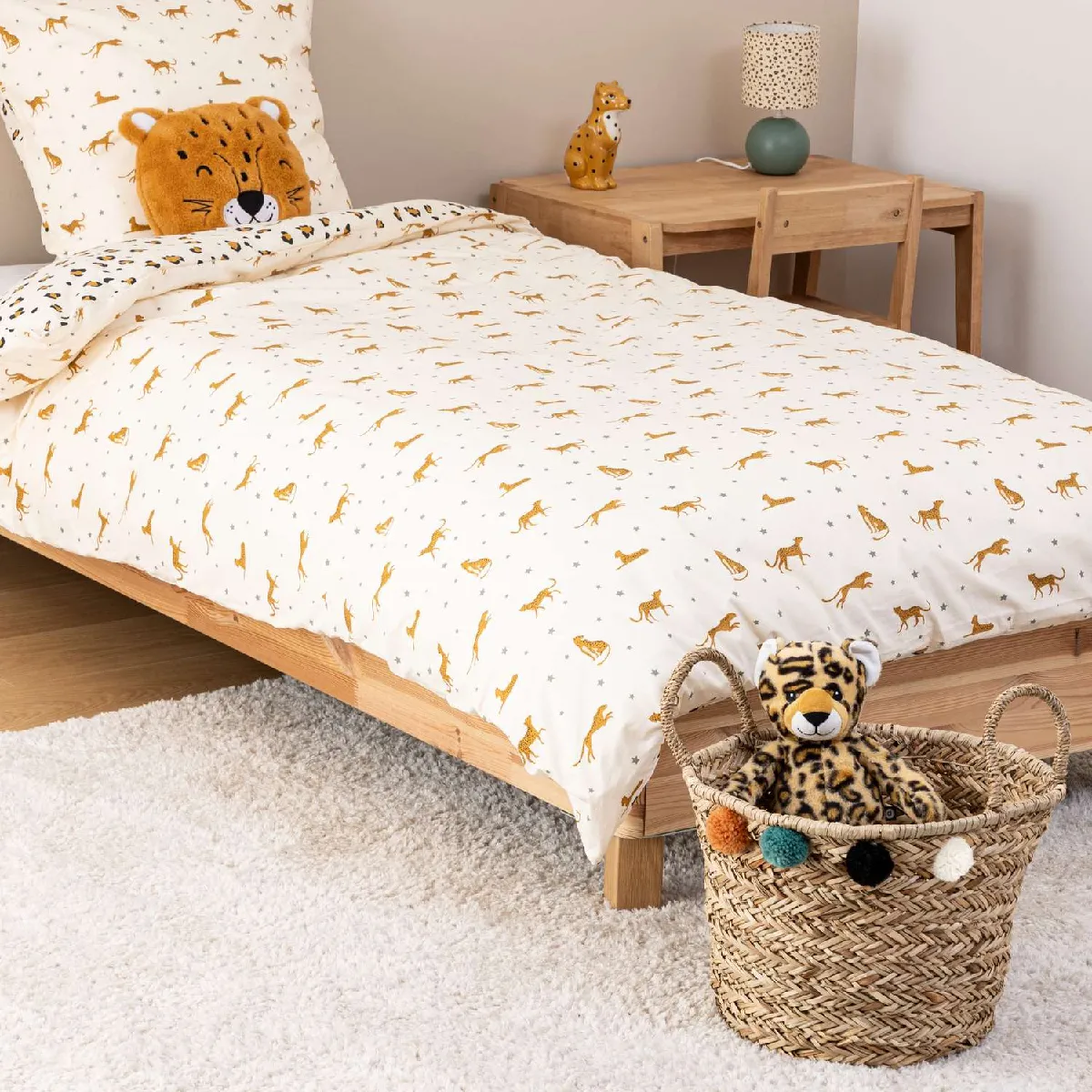 Atmosphera, Createur D'Interieur ATMOSPHERA Panier en Roseau avec Pompons - D 40 cm - Beige