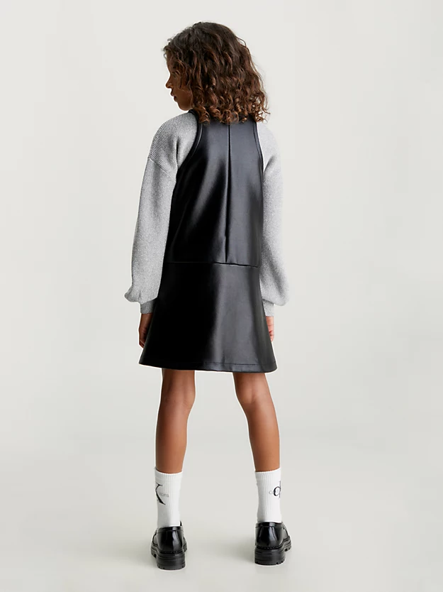 Vestido evasê sem mangas com forro