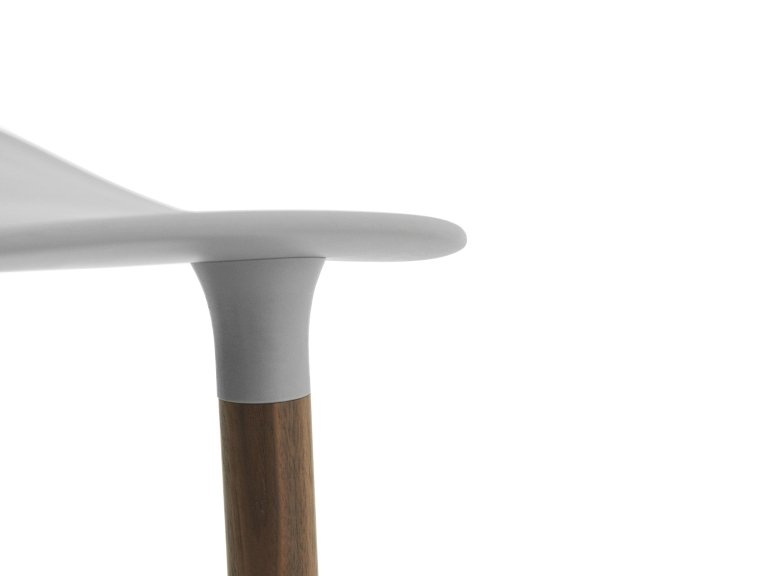 Normann Copenhagen Form Barstool barkruk 75cm met walnoten onderstel zwart