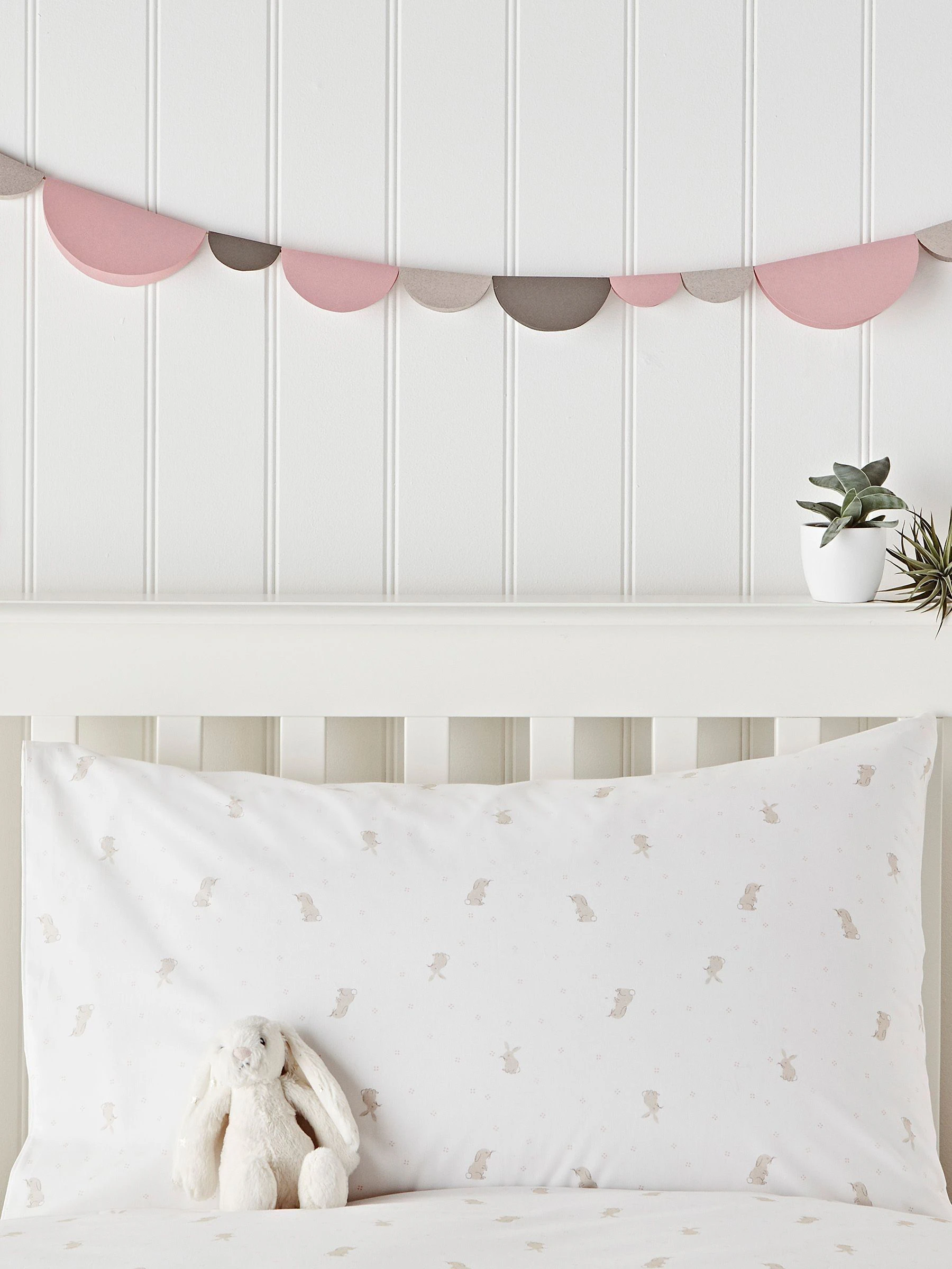 The White Company kinderbeddengoedset met slaperige konijnenprint