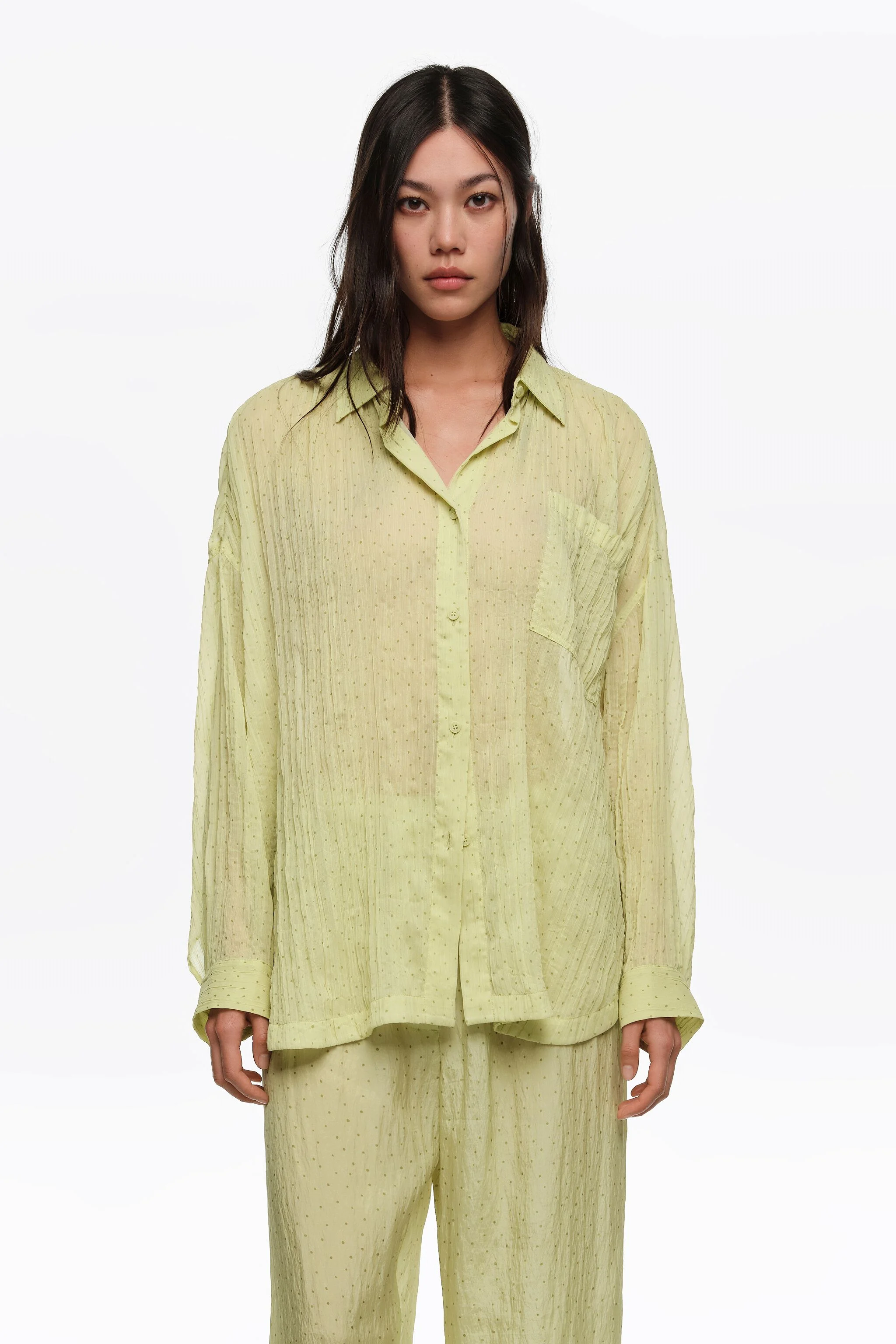 Camisa oversized plissada com mini bolinhas verde-oliva