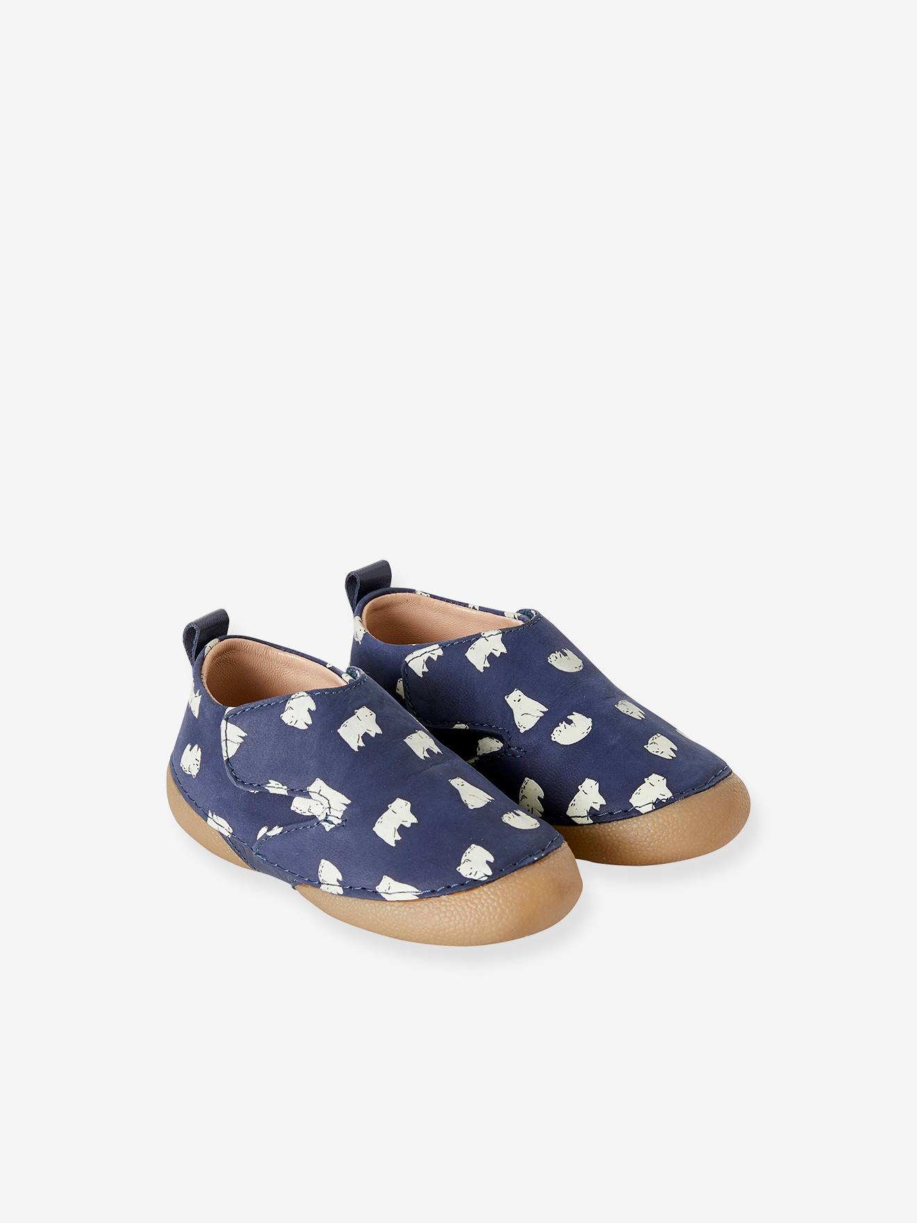 Pantufas de couro para uso doméstico com fecho de velcro, com detalhes em estampa fluorescente azul-escura.