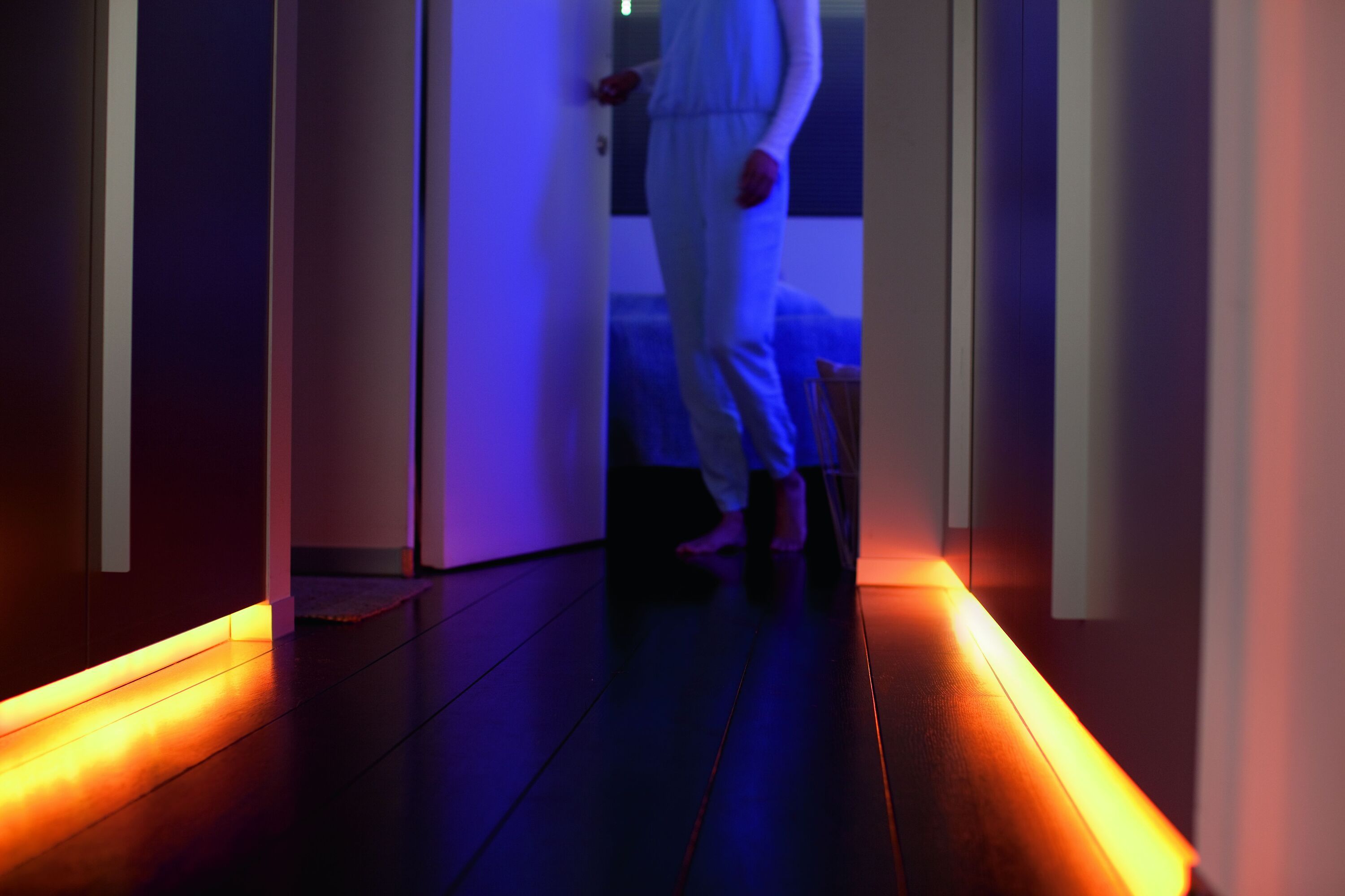 Philips hue LIGHTSTRIP PLUS RGBW LED Streifen - Weiss / B: 200.0 cm x T: 1.45 cm x H: 0.55 cm
