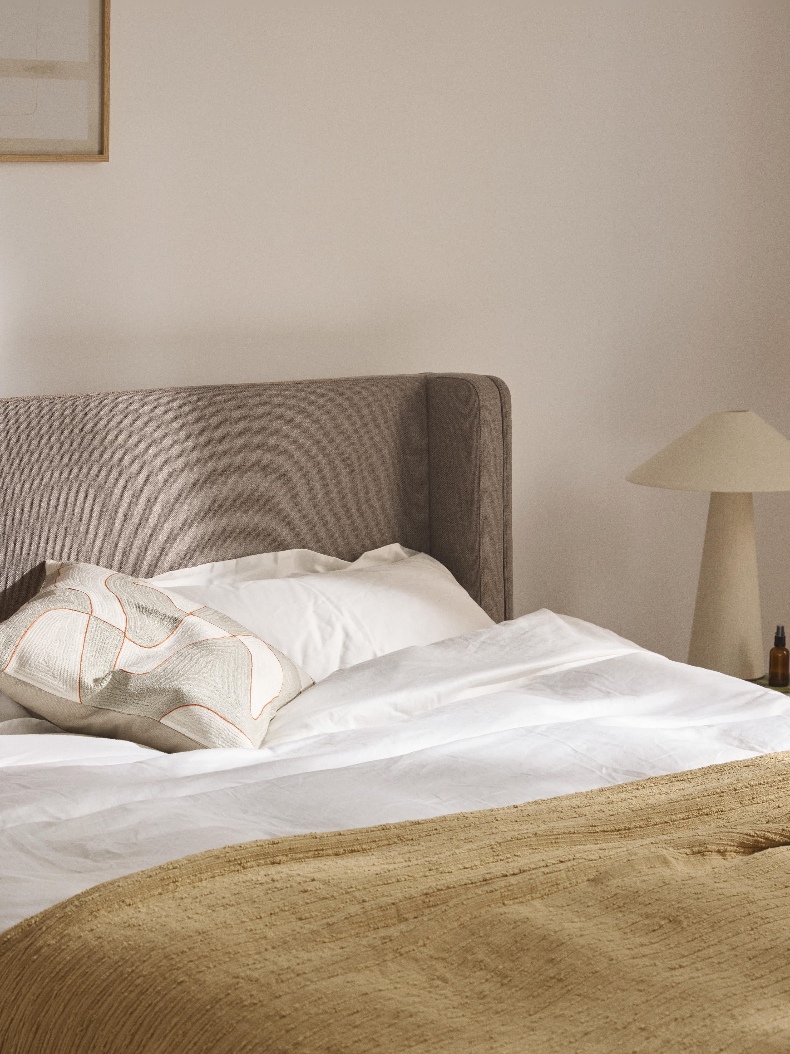 Gestoffeerd bed Arche met lades