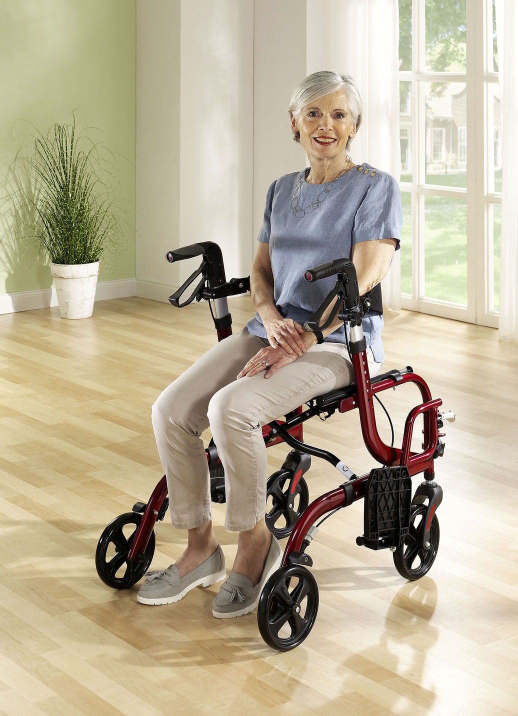 Rollator, auch als Rollstuhl nutzbar