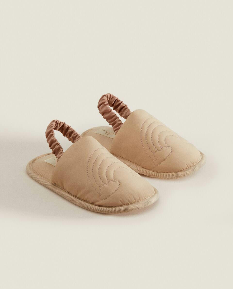 Chinelo de tira no calcanhar bordado com arco-íris