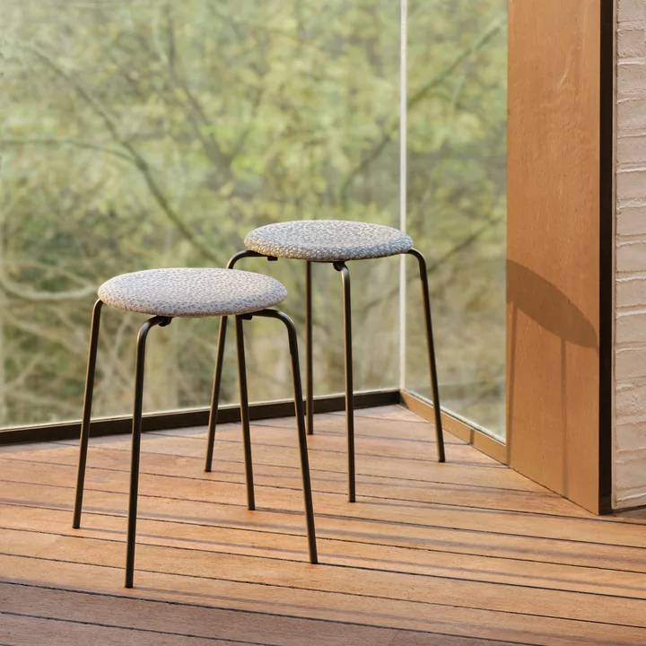 Fritz Hansen - Dot Hocker, Furnier Esche schwarz / Untergestell Chrom