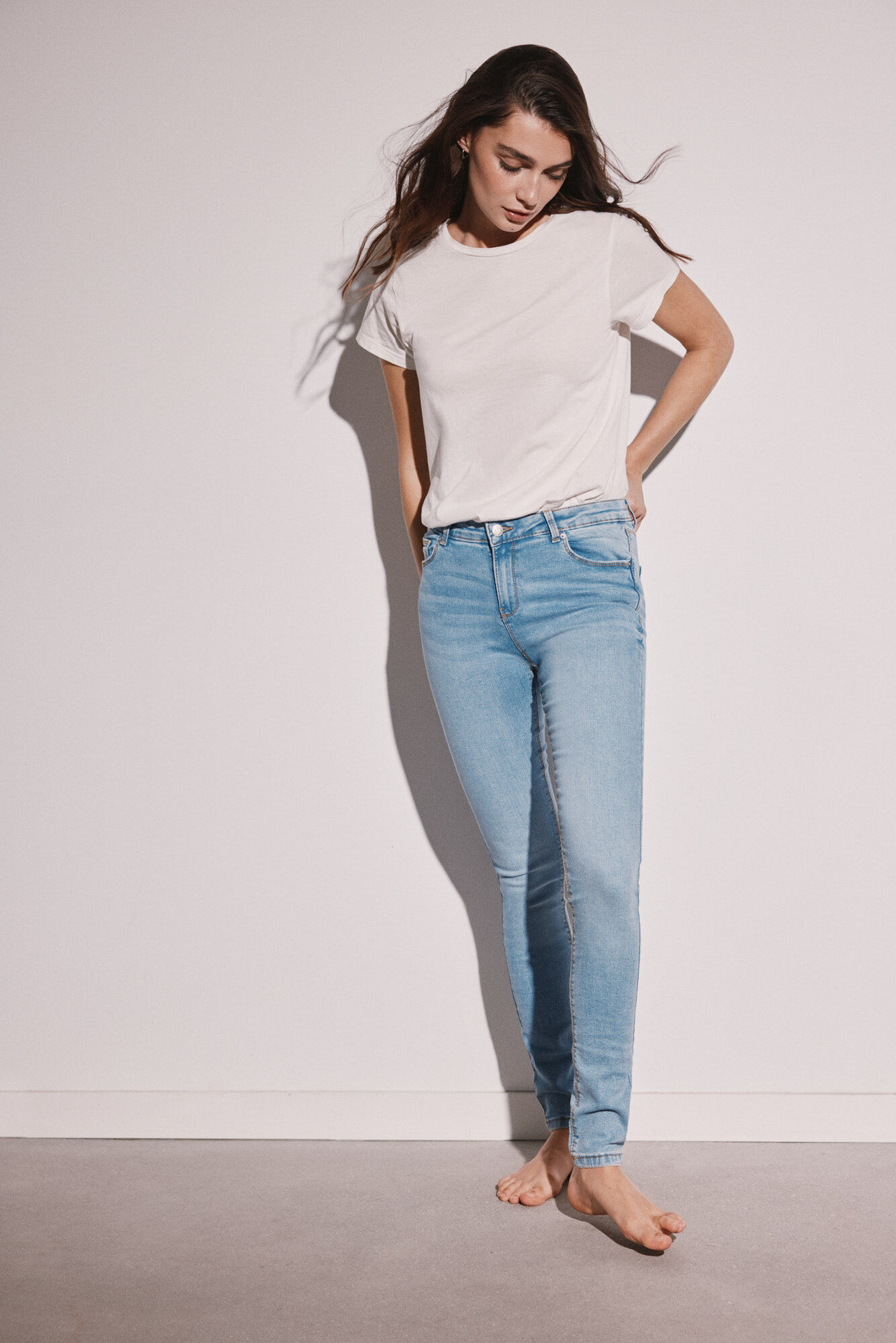 Calça jeans slim, lavagem sustentável